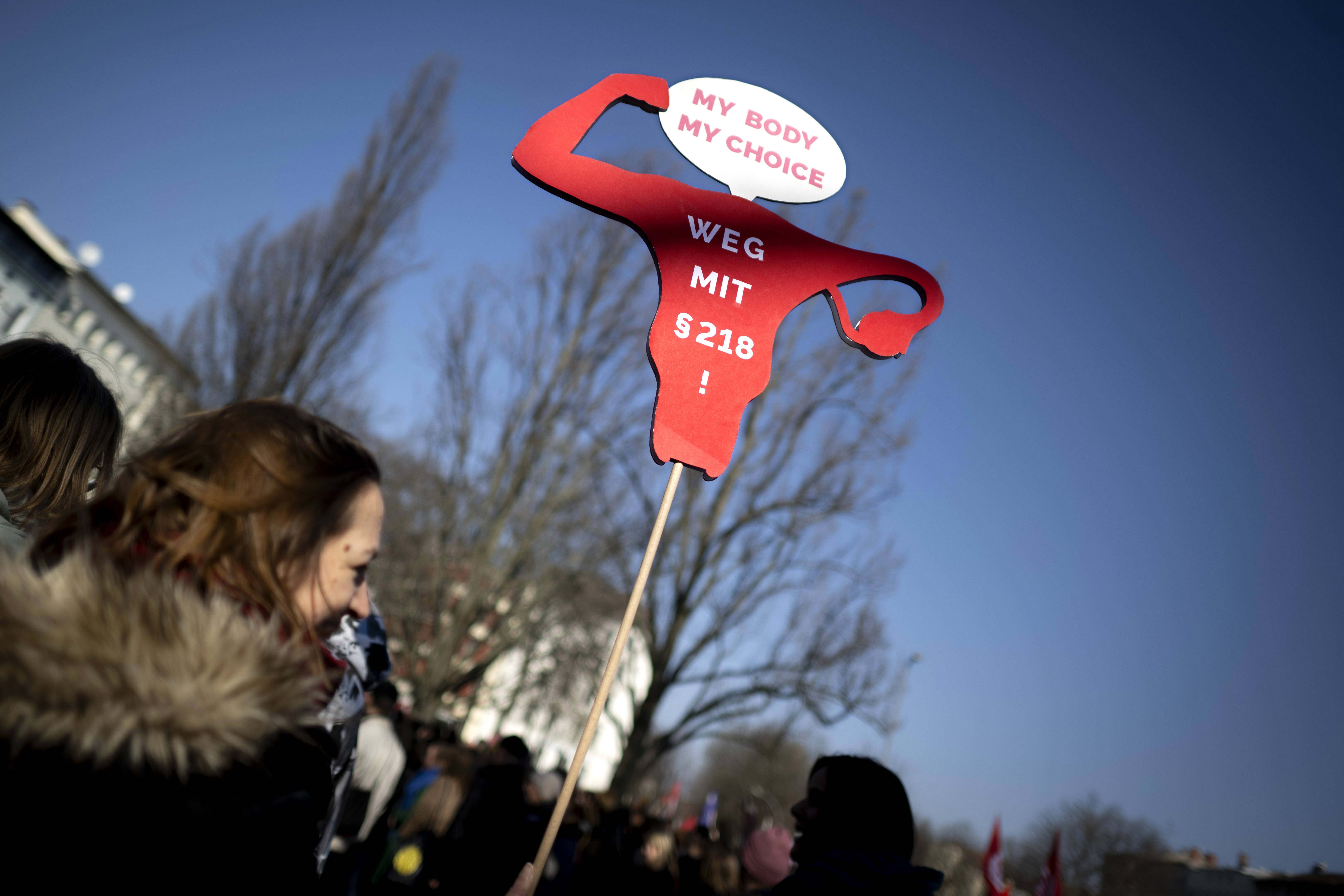 Eine Demonstrantin fordert in Berlin zum Weltfrauentag die Entkriminalisierung von Schwangerschaftsabbrüchen.