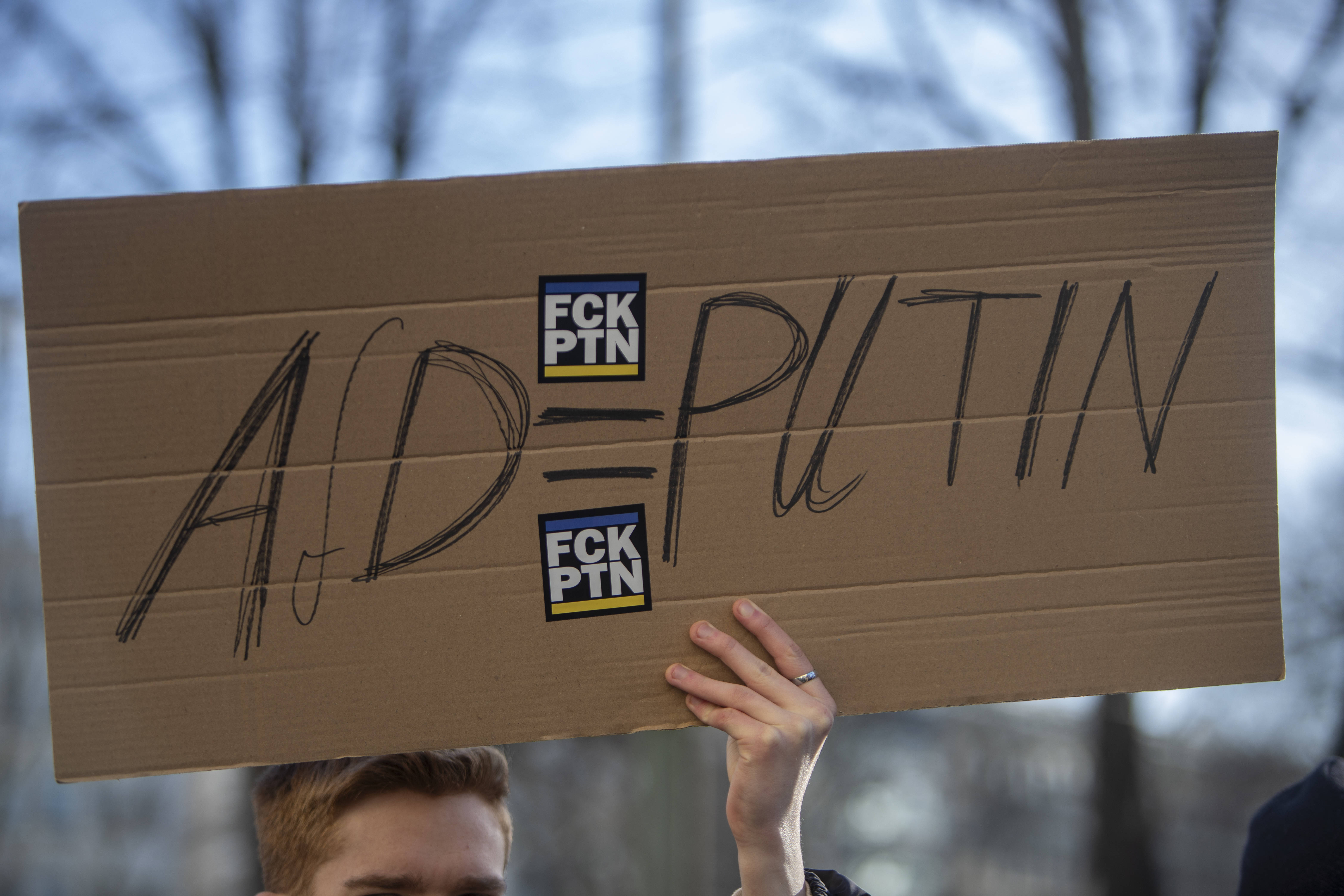 Immer häufiger werden Bedenken über mutmaßliche Verstrickungen zwischen AfD-Politiker*innen und dem Kreml geäußert.