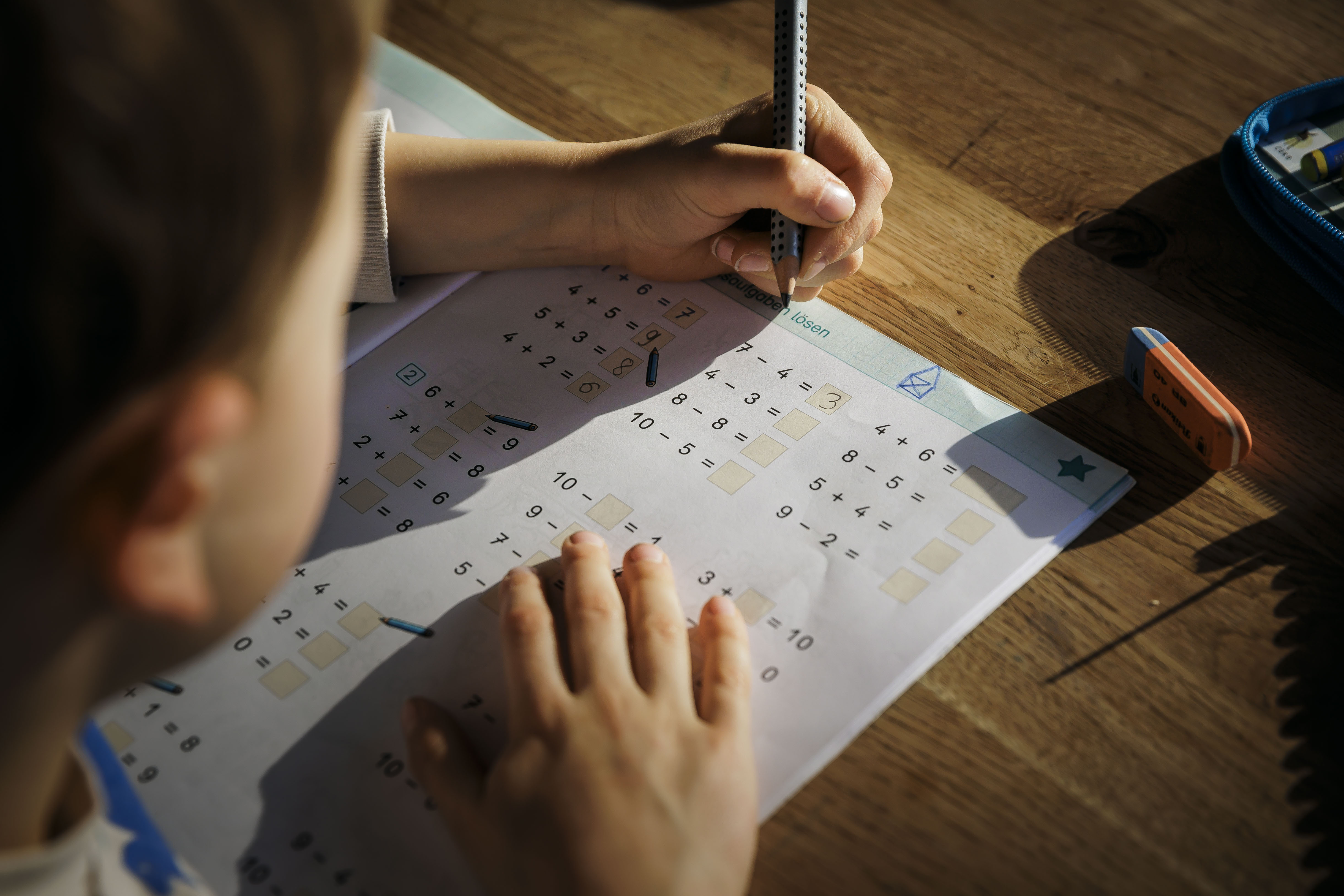 Symbolbild: Ein Grundschüler macht seine Mathe-Hausaufgaben.