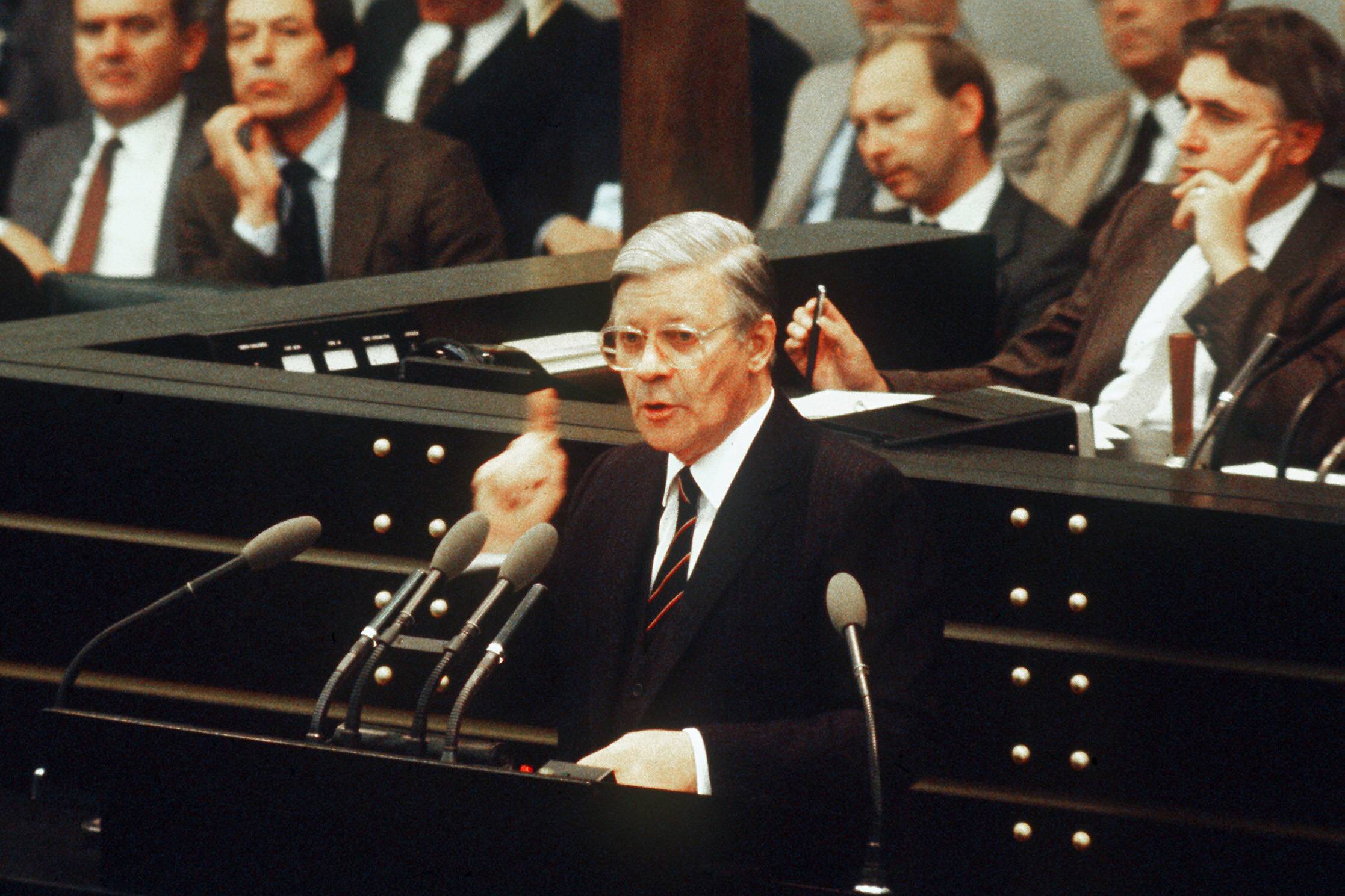 Helmut Schmidt spricht zum Ende seiner Kanzlerschaft im Bundestag.