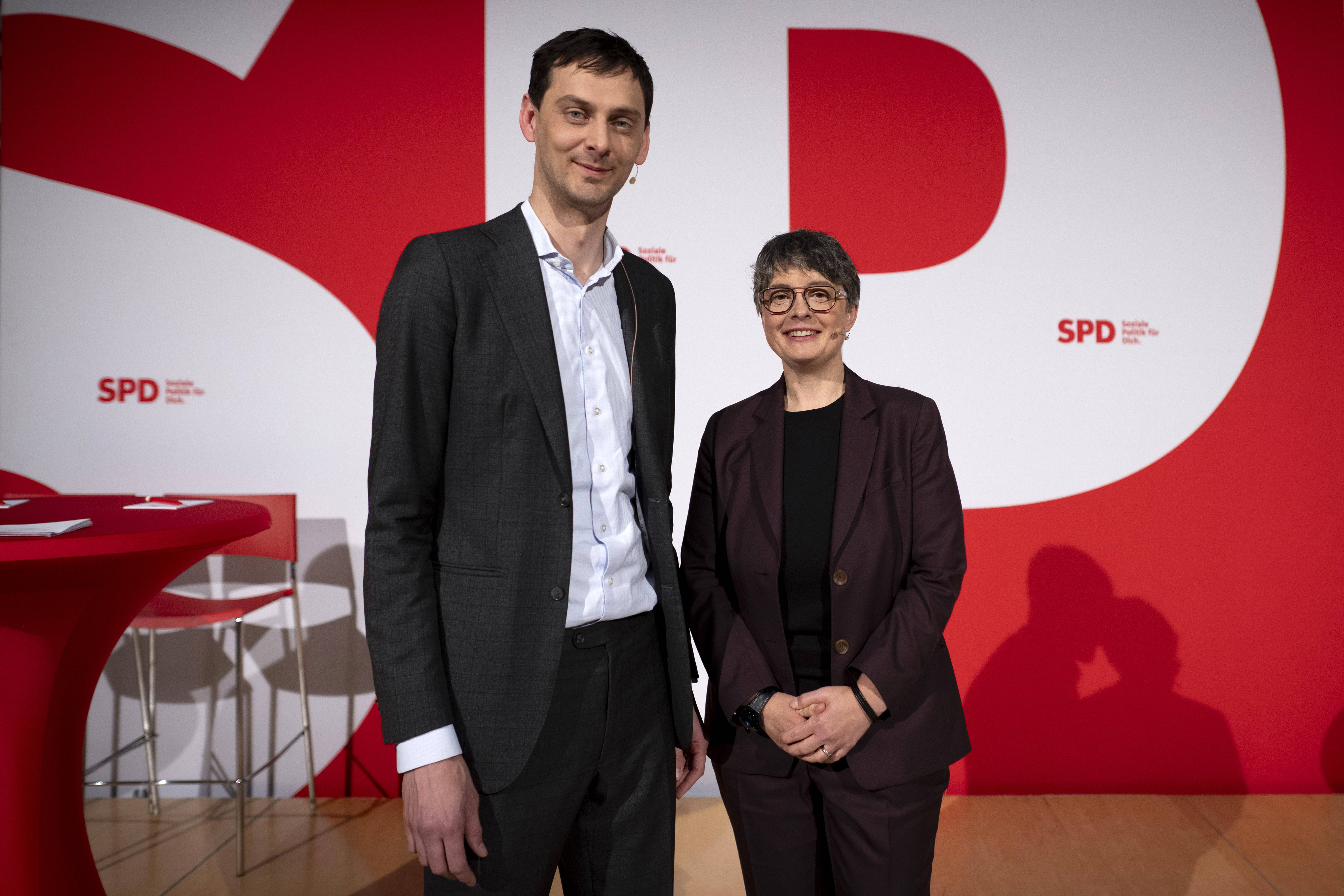 Sie sollen künftig die Berliner SPD als Vorsitzende führen: Martin Hikel und Nicola Böcker-Giannini