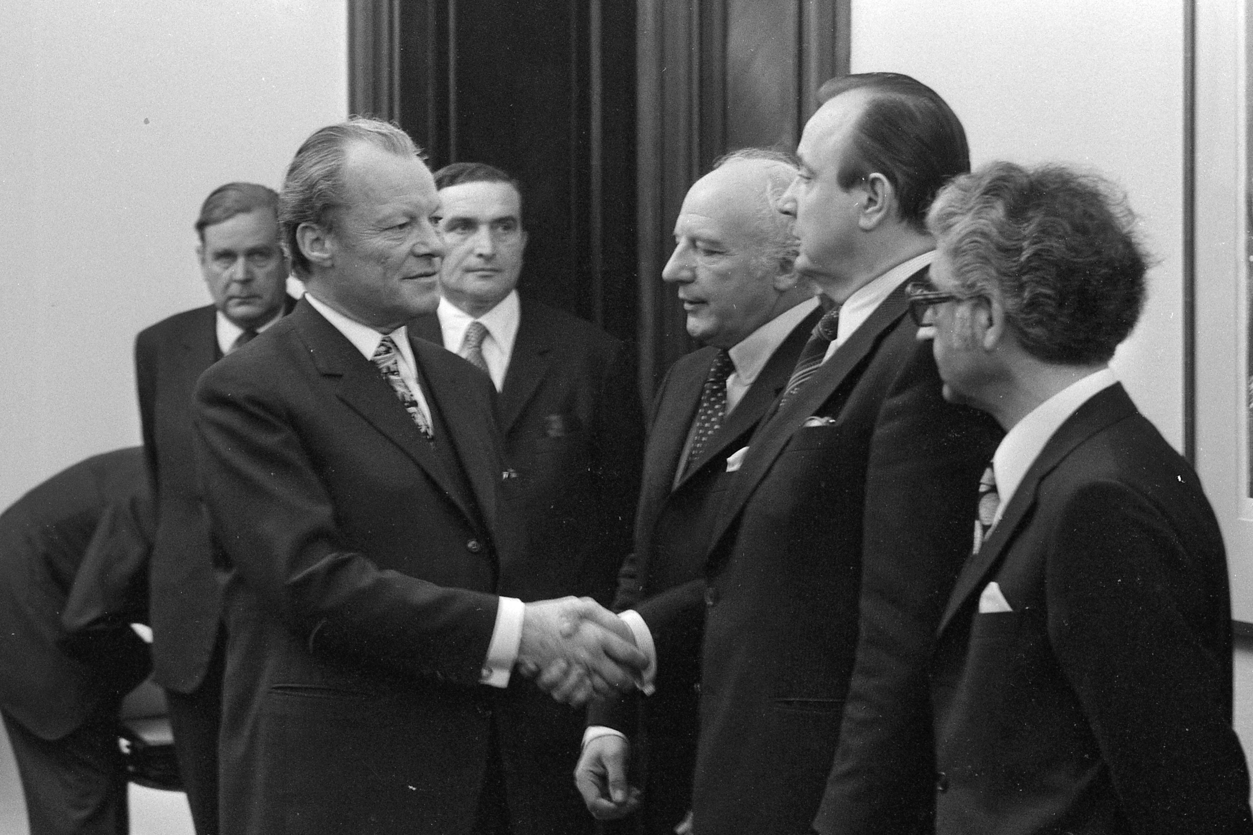 Der Rücktritt: Der scheidende Bundeskanzler Willy Brandt (l.) verabschiedet sich von seinem Innenminister Hans Dietrich Genscher.