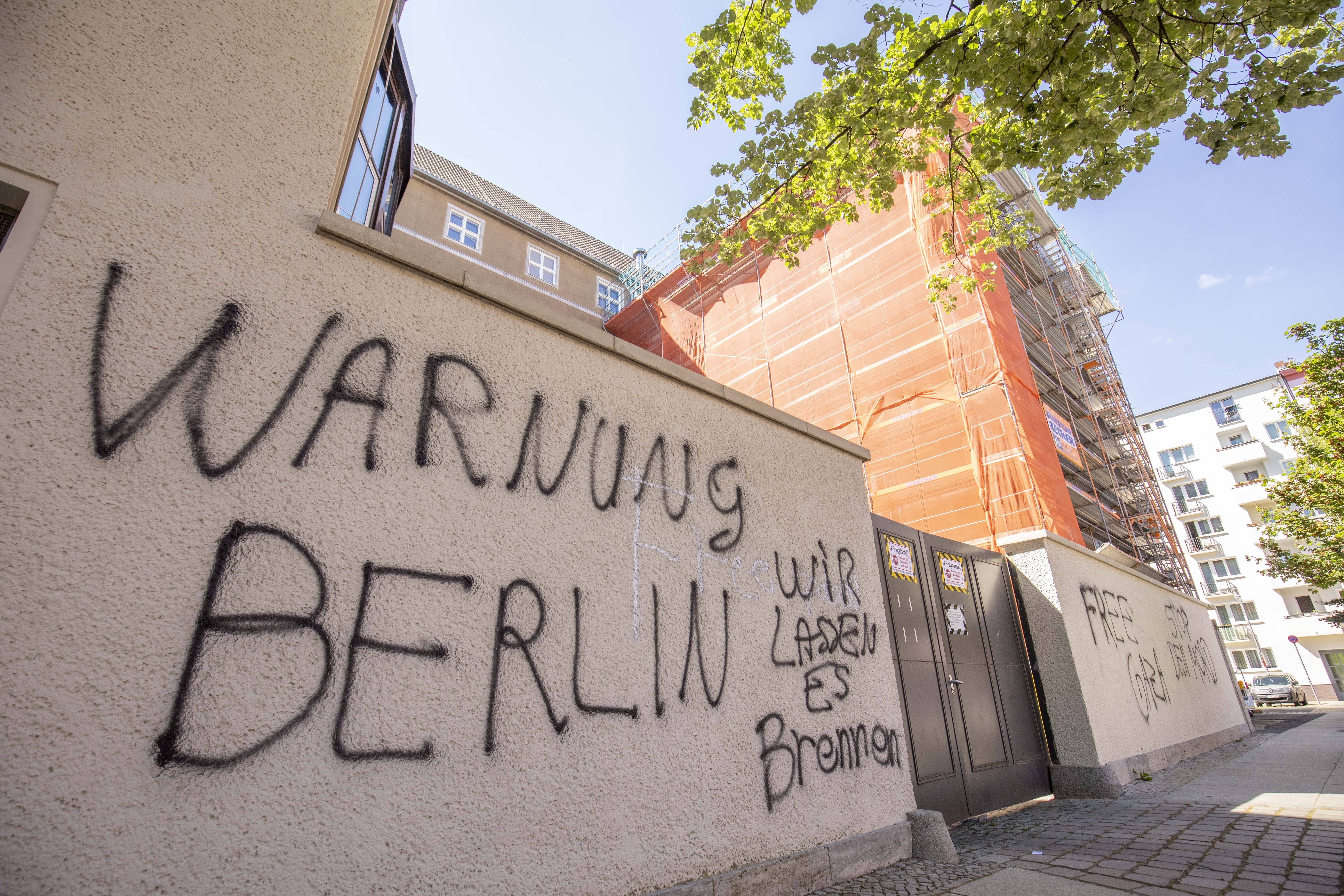 Antisemitische Parolen am Rathaus Tiergarten