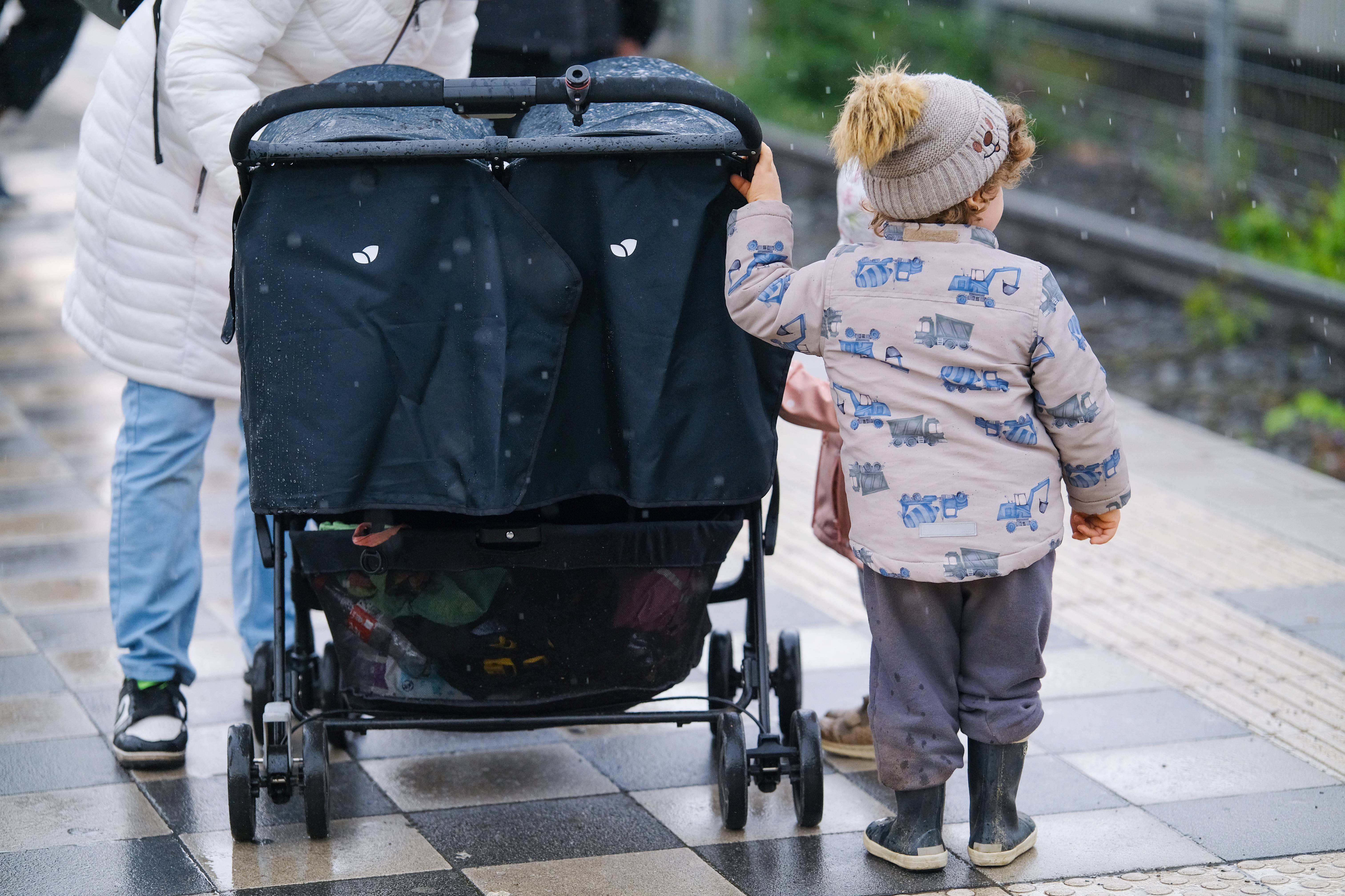 Kindergeld ohne Antrag – das fordert der SPD-Abgeordnete Esra Limbacher.