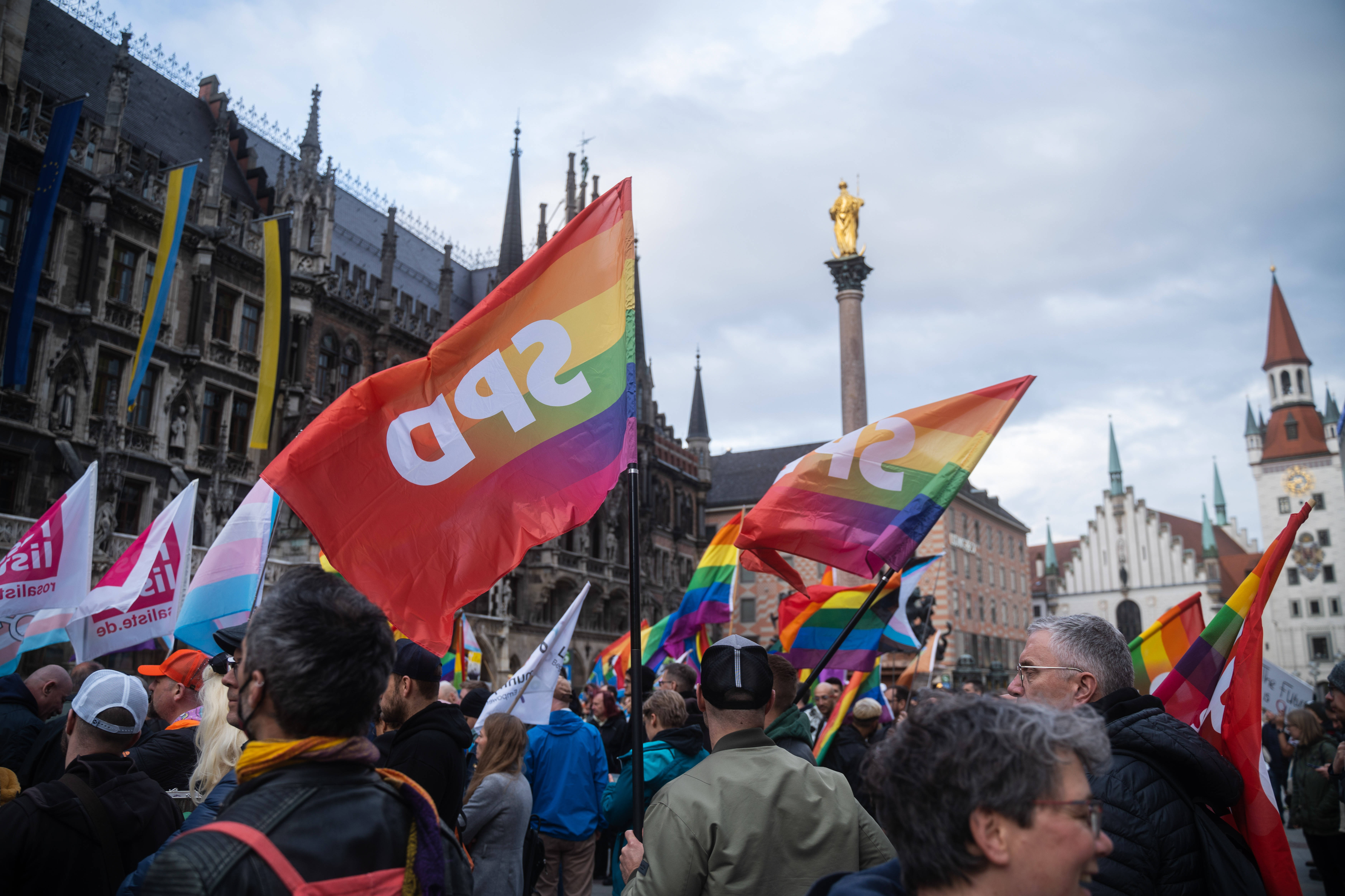 Symbolfoto: Wegen einer Flagge der SPDqueer kam es am Samstag zu einem Übergriff in Magdeburg.