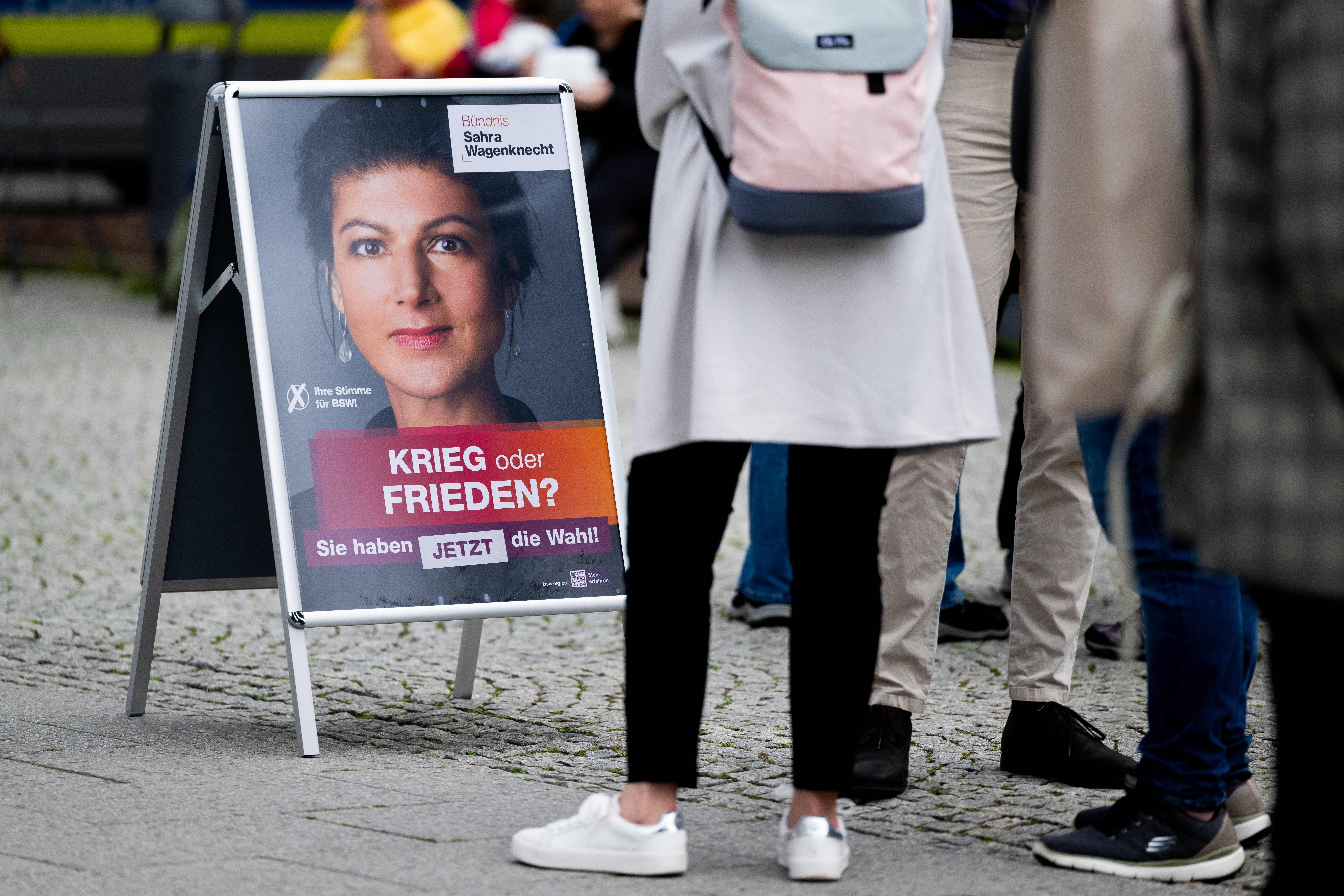 BSW-Plakat zur Europawahl: Das Bündnis Sahra Wagenknecht könnte einerseits zu einer Schwächung der AfD beitragen, andererseits die gesellschaftlichen Fliehkräfte stärken. 