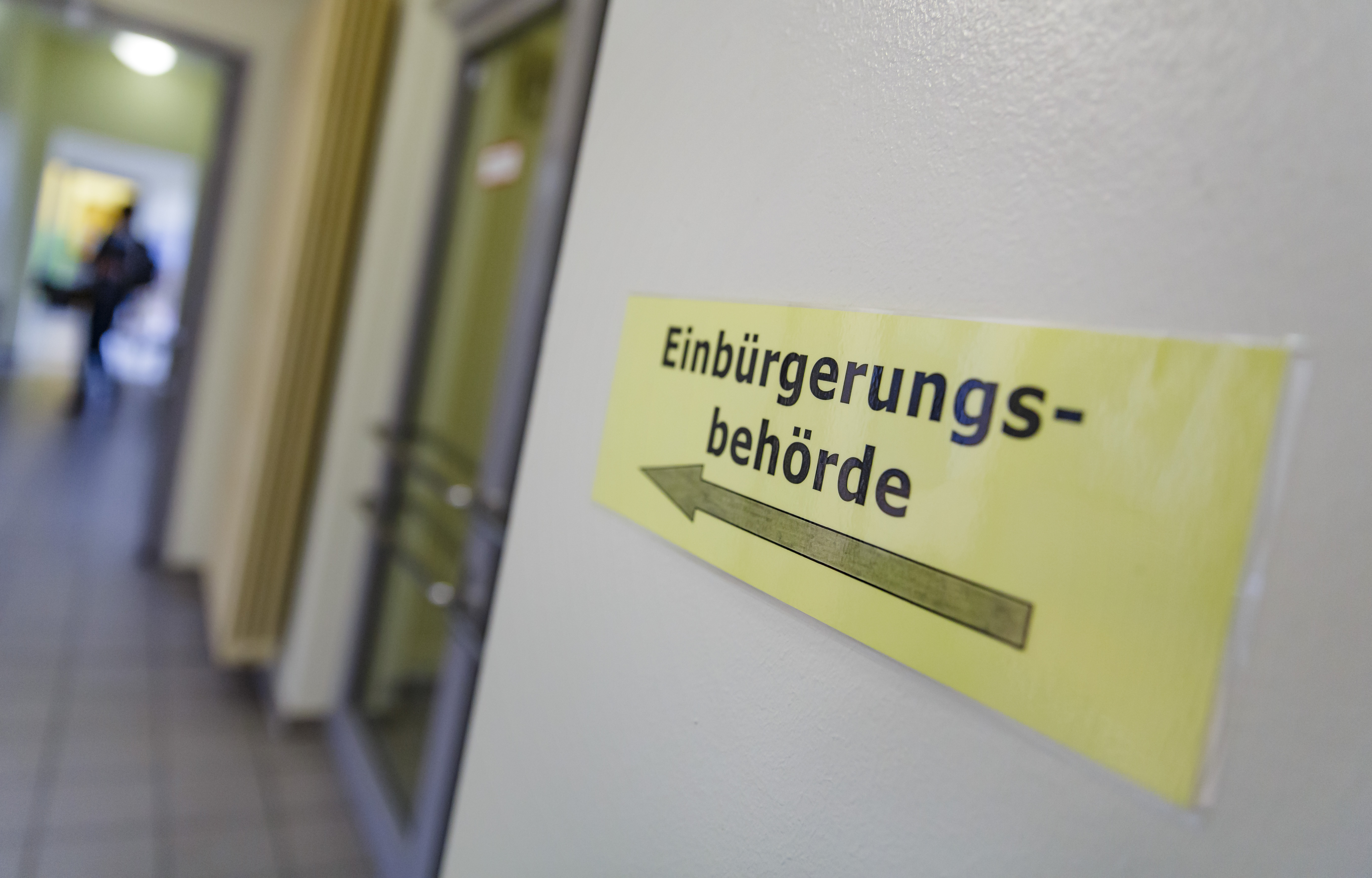 Ein Schild mit der Aufschrift „Einbürgerungsbehörde“ hängt in einem Bürgeramt in Berlin.