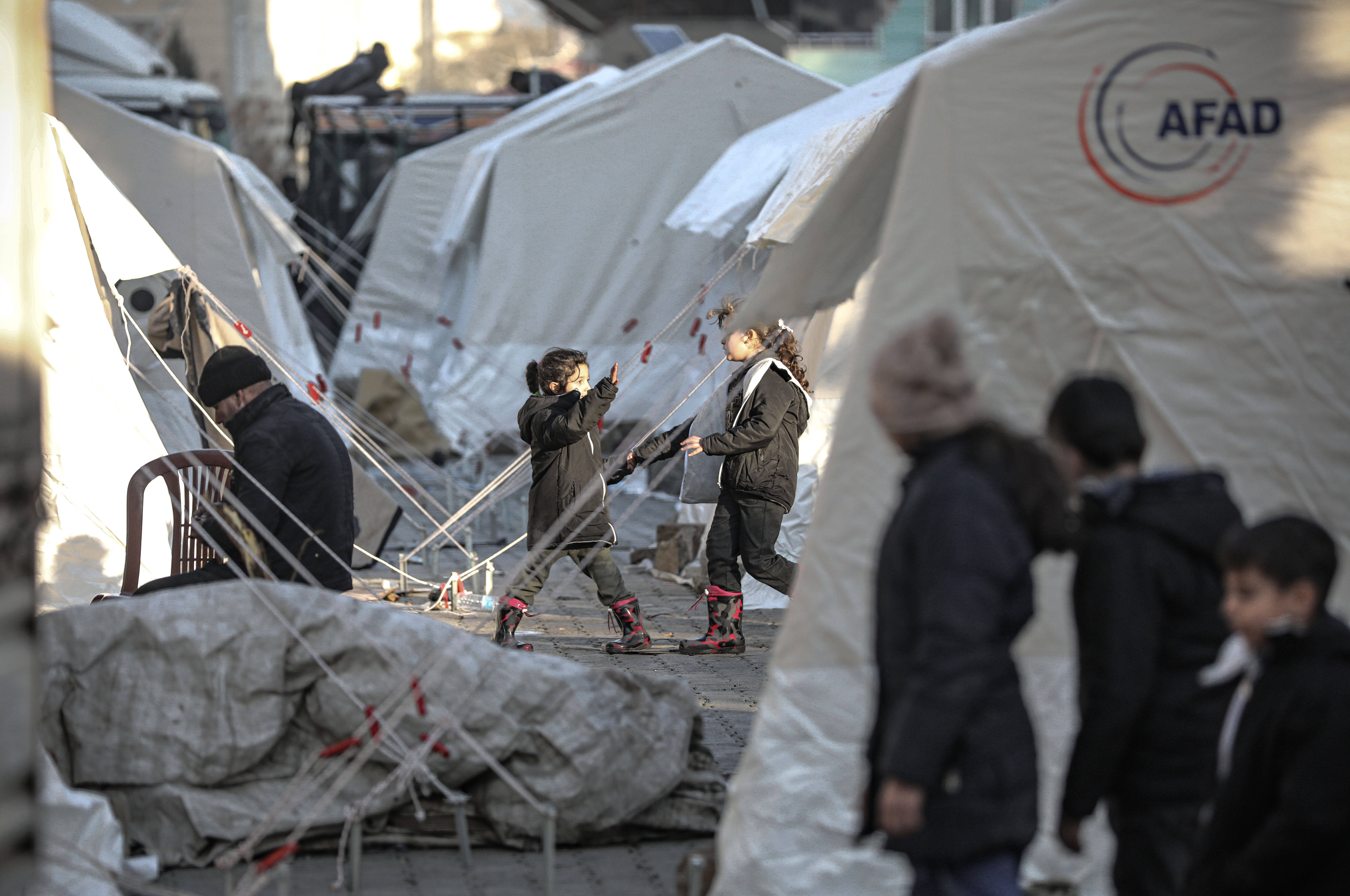 Nach dem Erbeben im Februar 2023 kamen viele Geflüchtete in Zelten unter. Noch immer haben nicht alle ein festes Dach über dem Kopf.