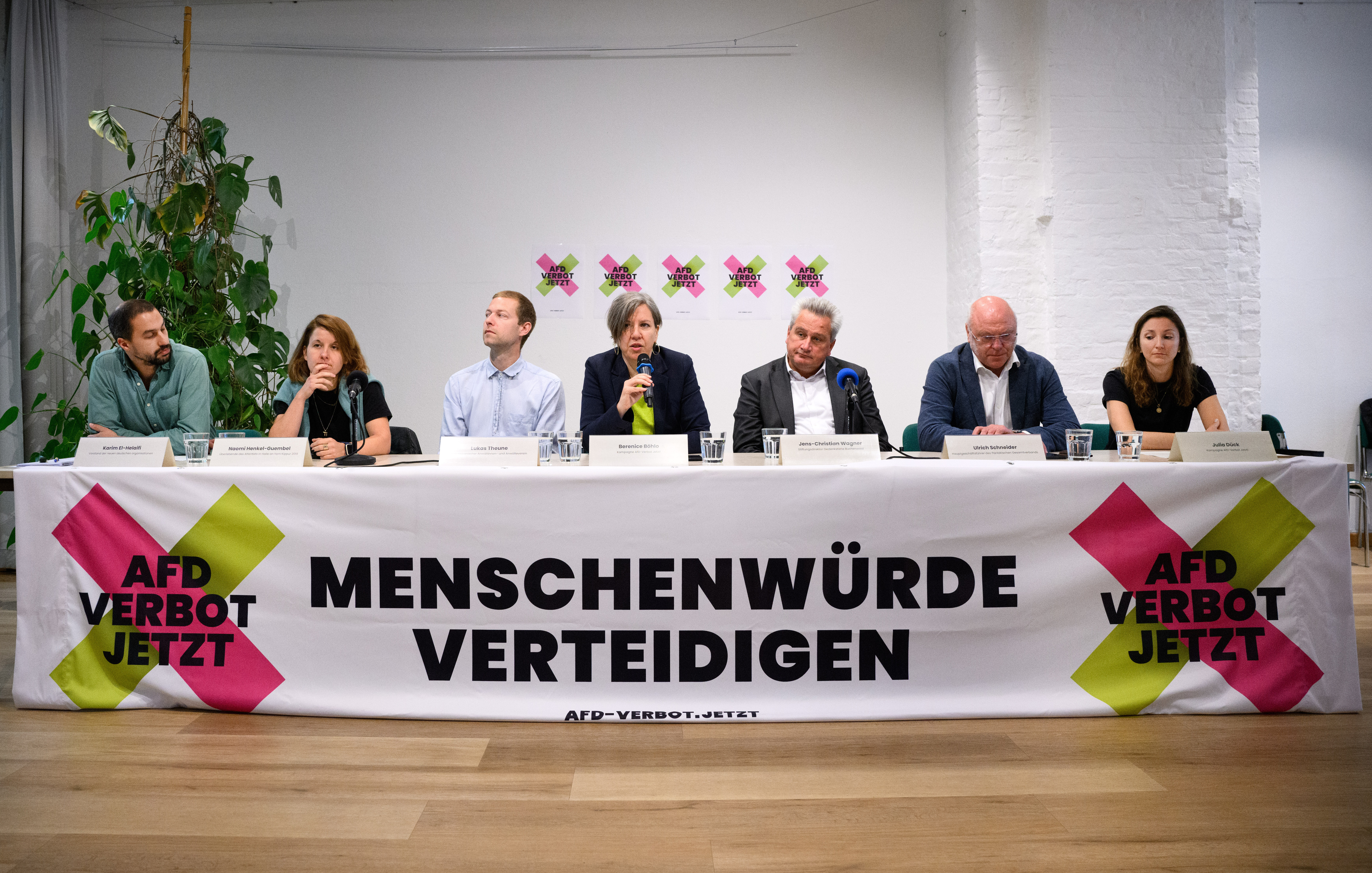 Das Bündnis hinter der Kampagne „Menschenwürde verteidigen - AfD-Verbot jetzt!" fordert die Politik zum Handeln auf