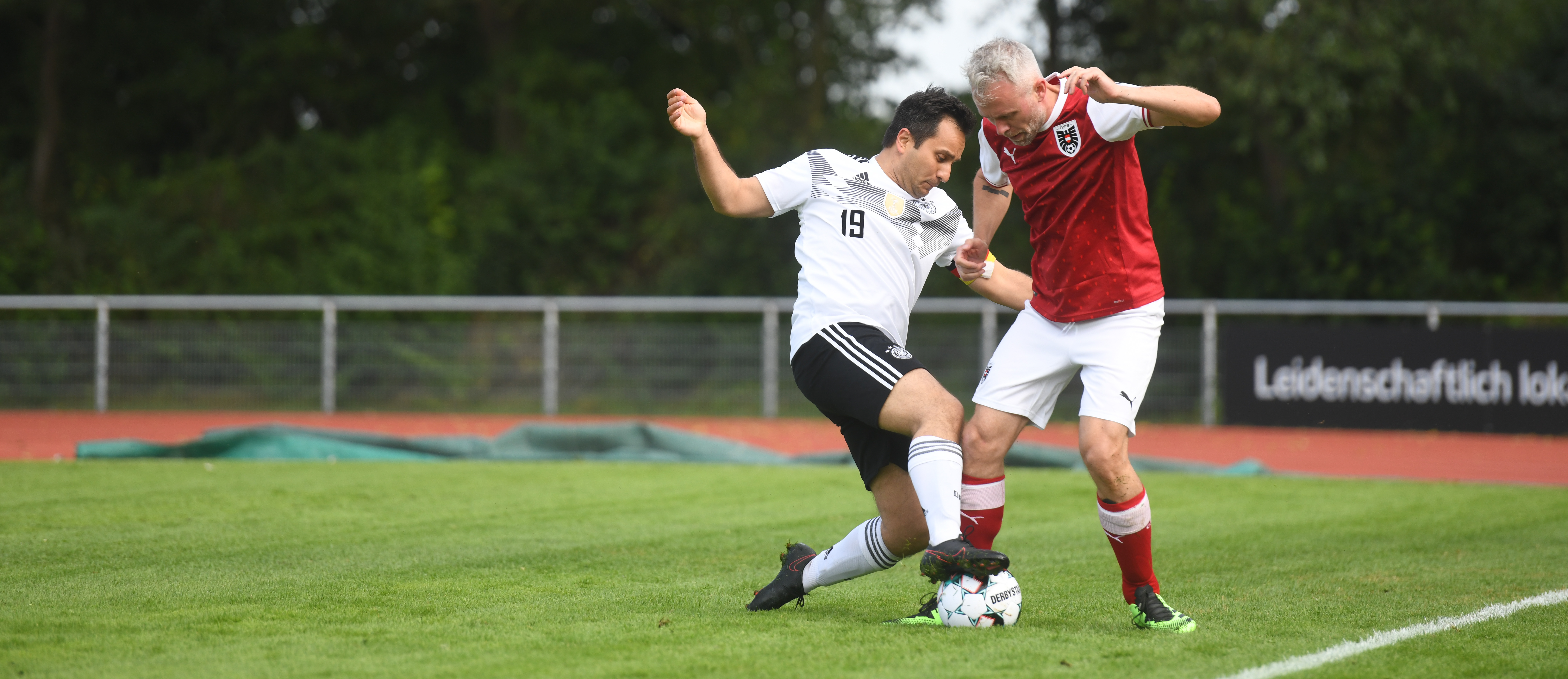 Der Kapitän des FC Bundestag: Mahmut Özdemir (l.) im Zweikampf bei einer Europameisterschaft der Parlamentarier*innen.