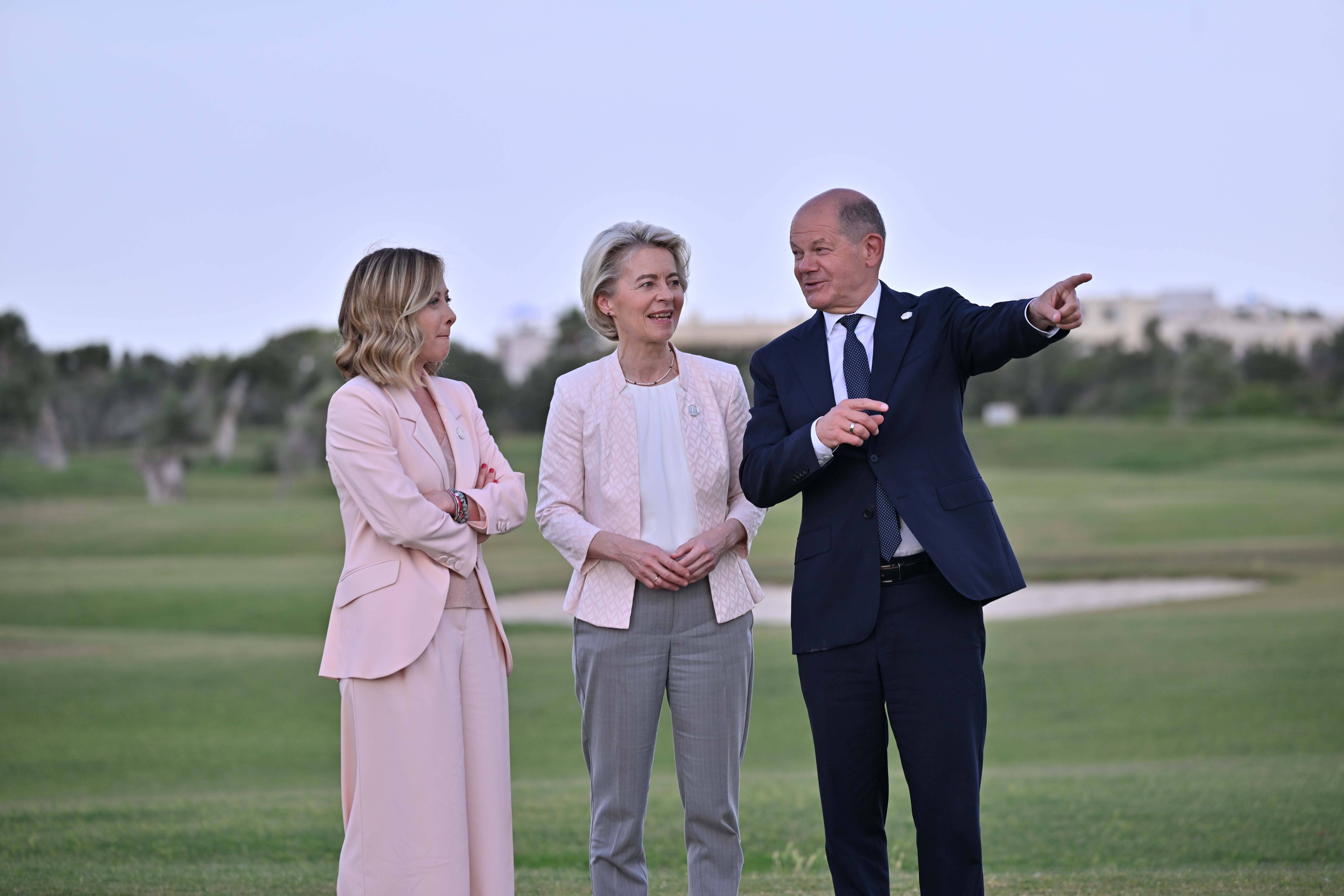 Gibt der Kanzler die Richtung vor? Olaf Scholz (r.) am 13.06.2024 auf dem G7-Gipfel mit EU-Kommissionspräsidentin Ursula von der Leyen (m.) und Italiens Ministerpräsidentin und Gastgeberin Giorgia Meloni (l.)