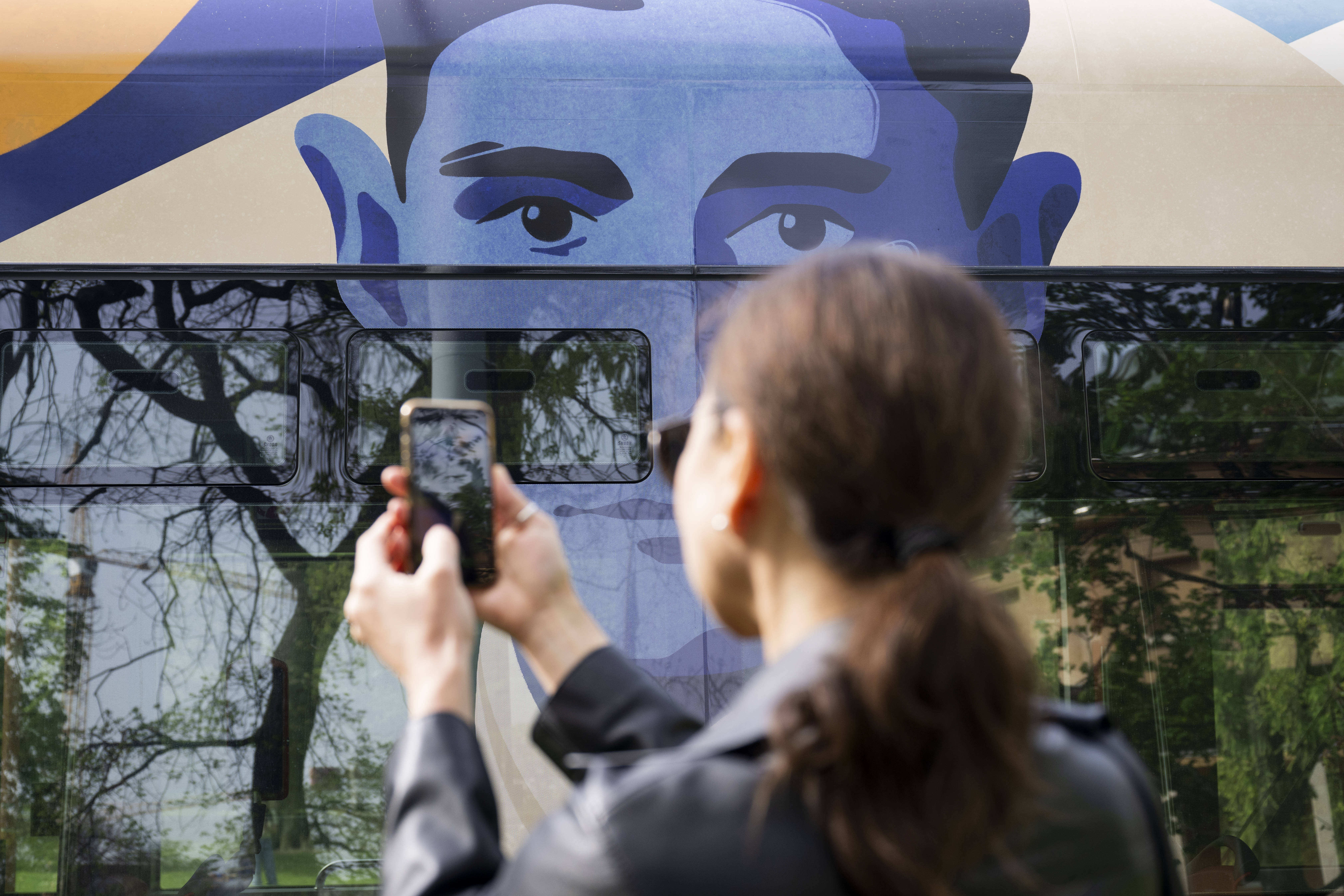 Straßenbahn mit Kafka-Porträt in Prag: Zu seinem 100. Todestag ist der Schriftsteller in der tschechischen Hauptstadt sehr präsent.