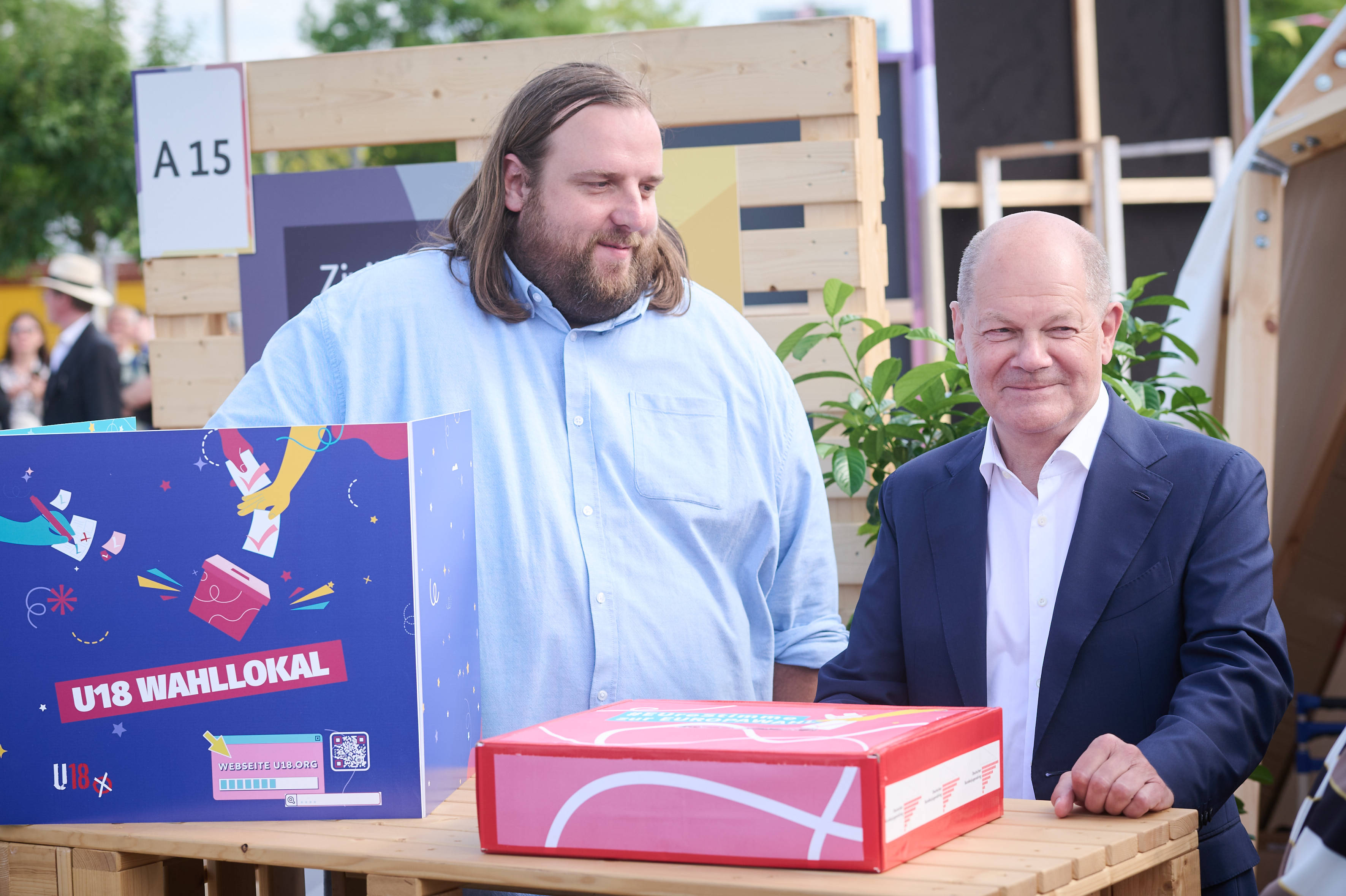 Bundeskanzler Olaf Scholz beim Demokratiefest anlässlich von 75 Jahren Grundgesetz in Berlin. Seine Partei schnitt bei der U18-Europawahl am besten ab.