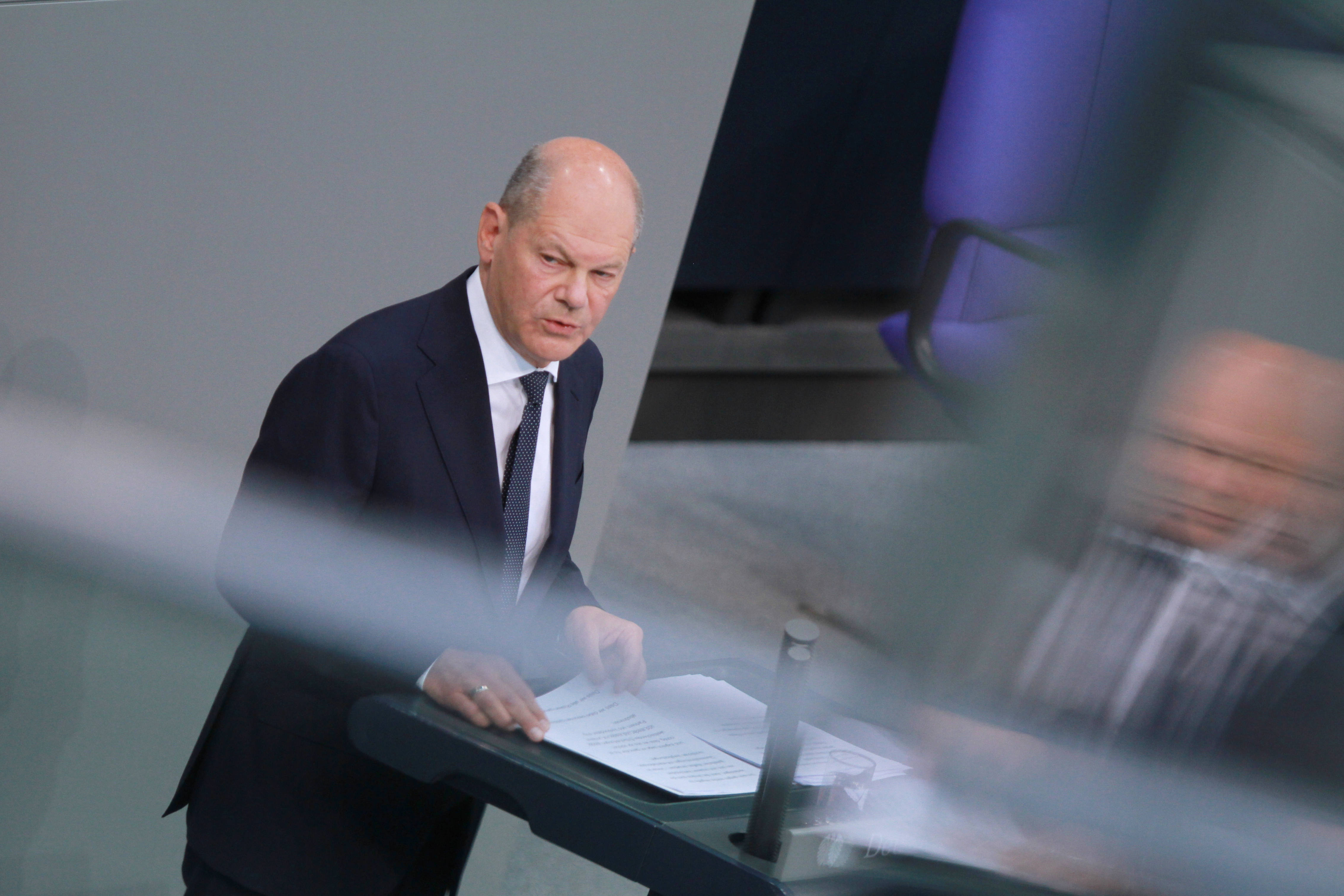 Bundeskanzler Olaf Scholz bei seiner Regierungserklärung im Bundestag: „Wer unseren Schutz ausnutzt, der hat diesen Schutz verwirkt.“