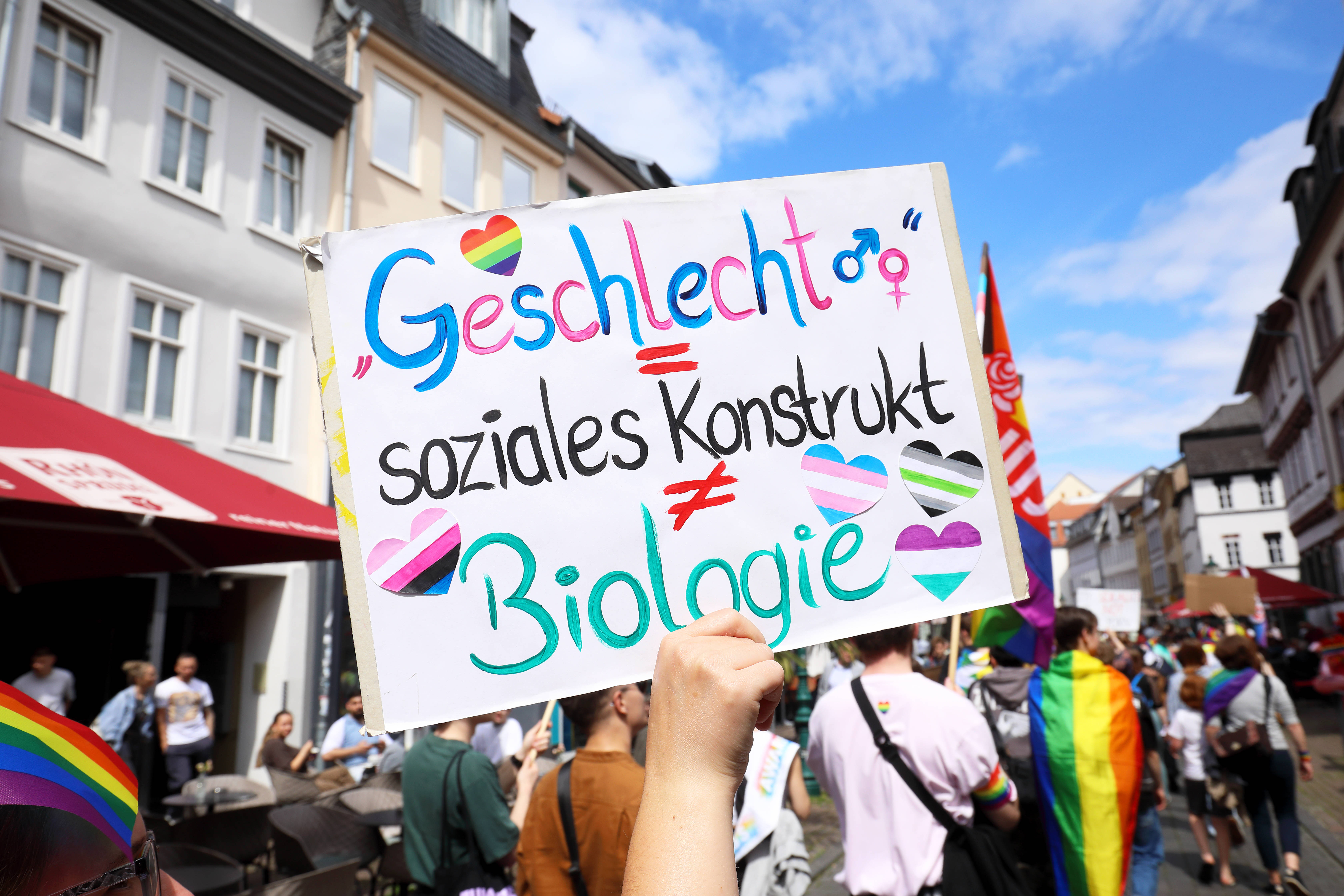 Auch heutzutage sind trans* Personen oftmals mit Vorurteilen konfrontiert. Das Buch "Einfach selbst bestimmt" soll dazu beitragen, diese abzubauen.