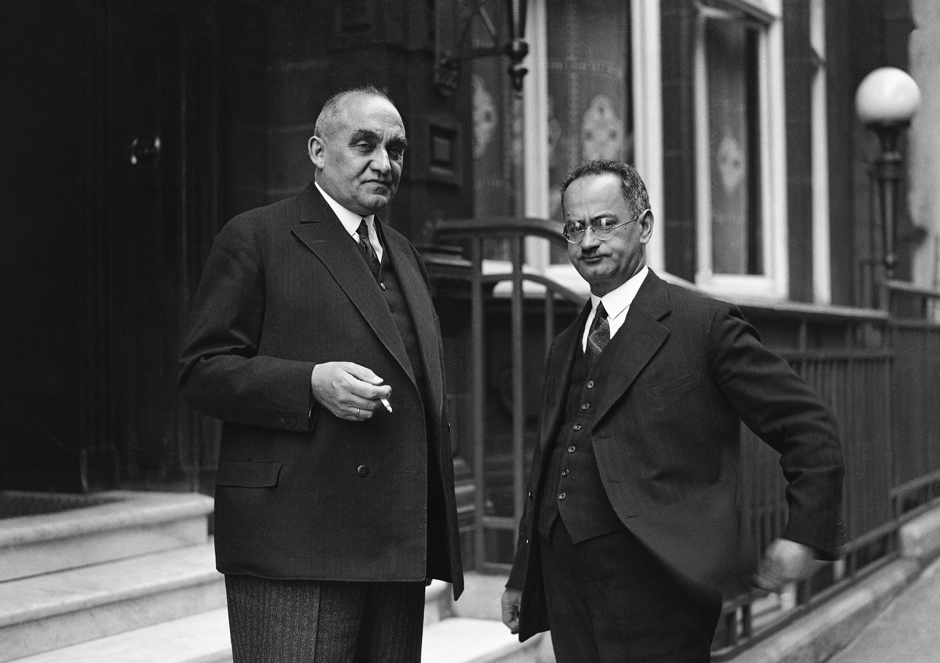 Militär-Experte und erbitterter Hitler-Gegner: Albert Grzesinski (l.) mit dem SPD-Politiker Carl Herz 1933 in London