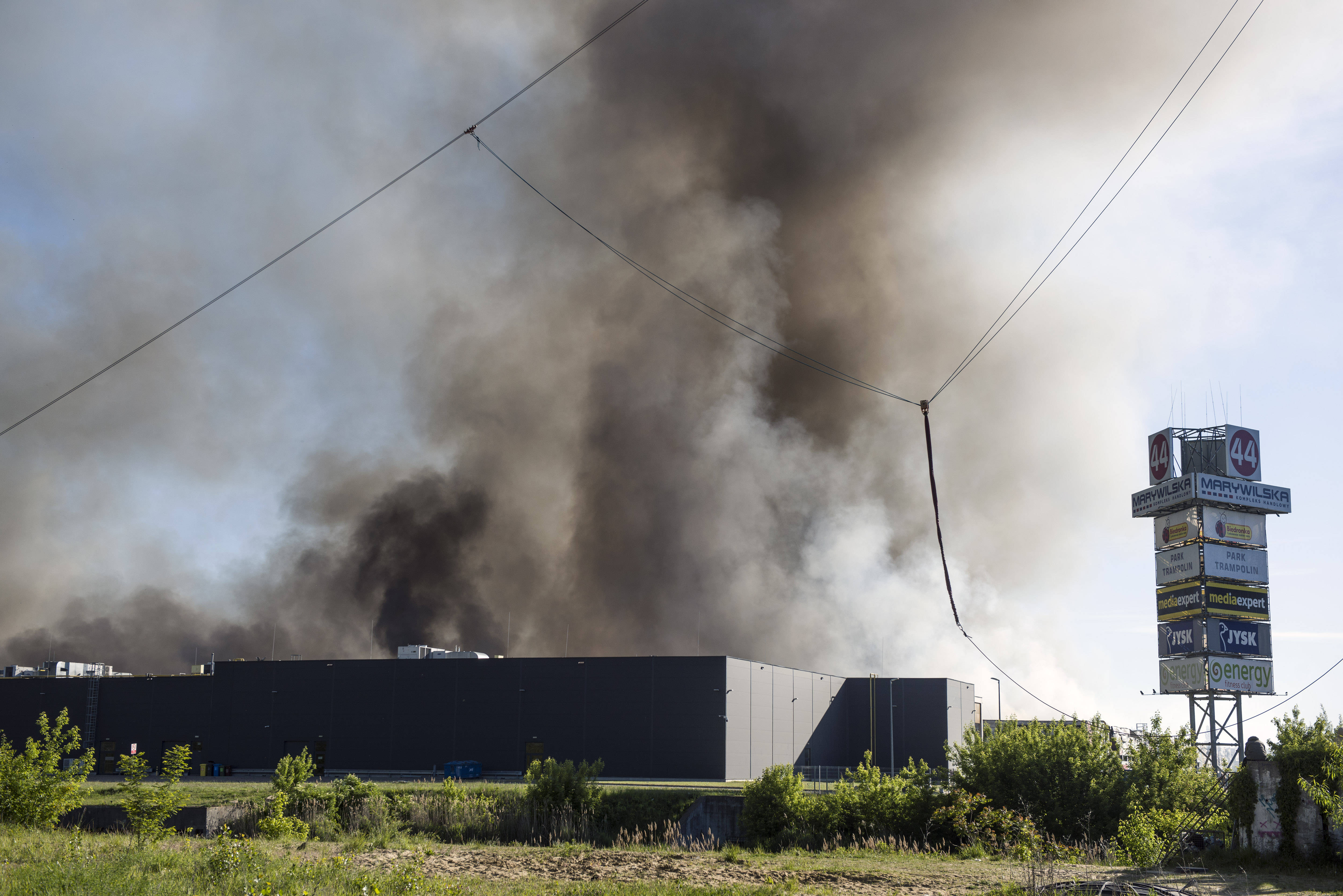 Großbrand in Warschau: Am 12. Mai 2024 brennt das Einkaufzentrum Marywilska 44 mit 1.400 Geschäften komplett ab. Auch der Großeinsatz von 300 Feuerwehrleuten kann die Flammen nicht stoppen.