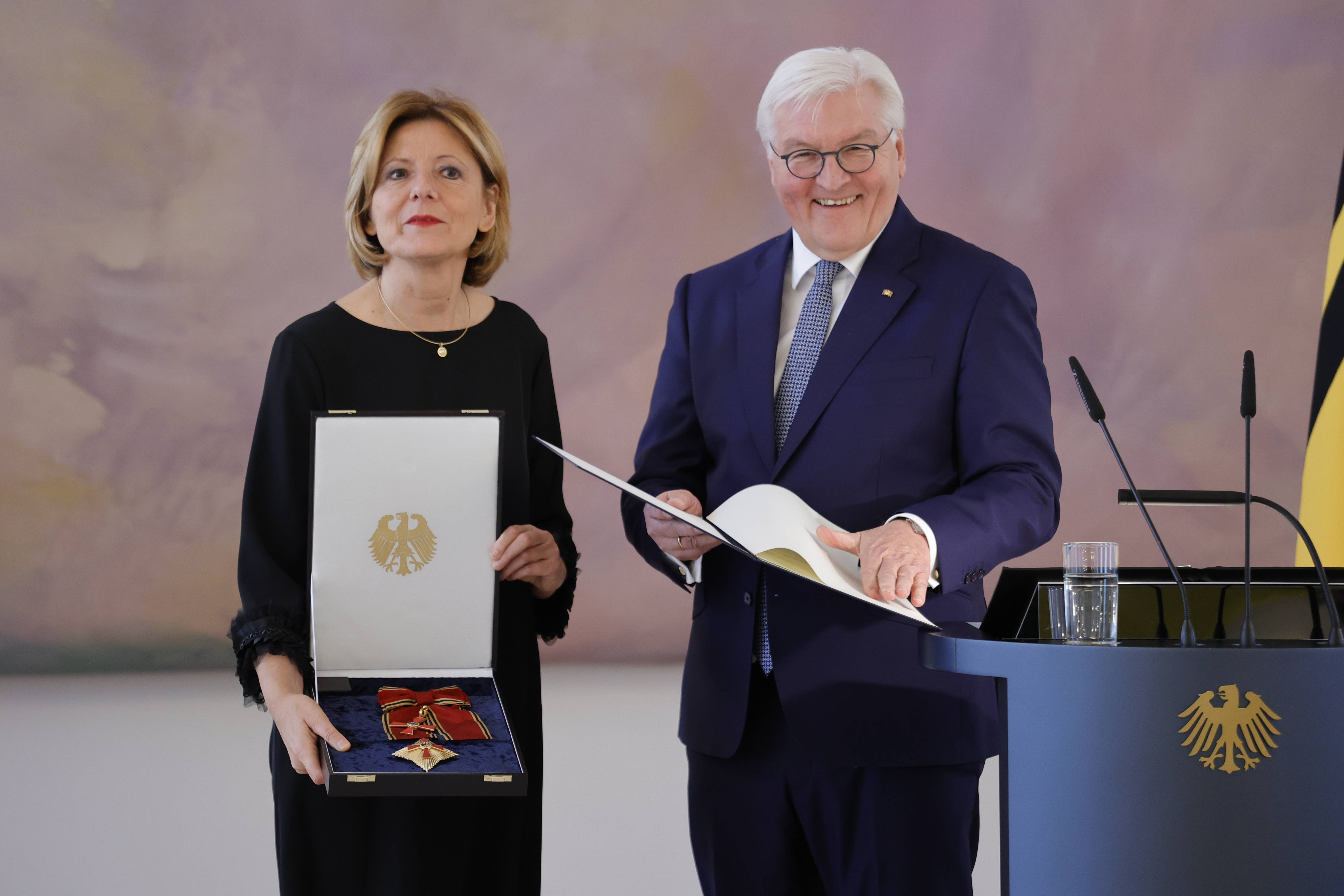 Für ihre herausragenden Verdienste um die Bundesrepublik Deutschland wird Malu Dreyer im November 2023 mit dem Bundesverdienstkreuz ausgezeichnet.