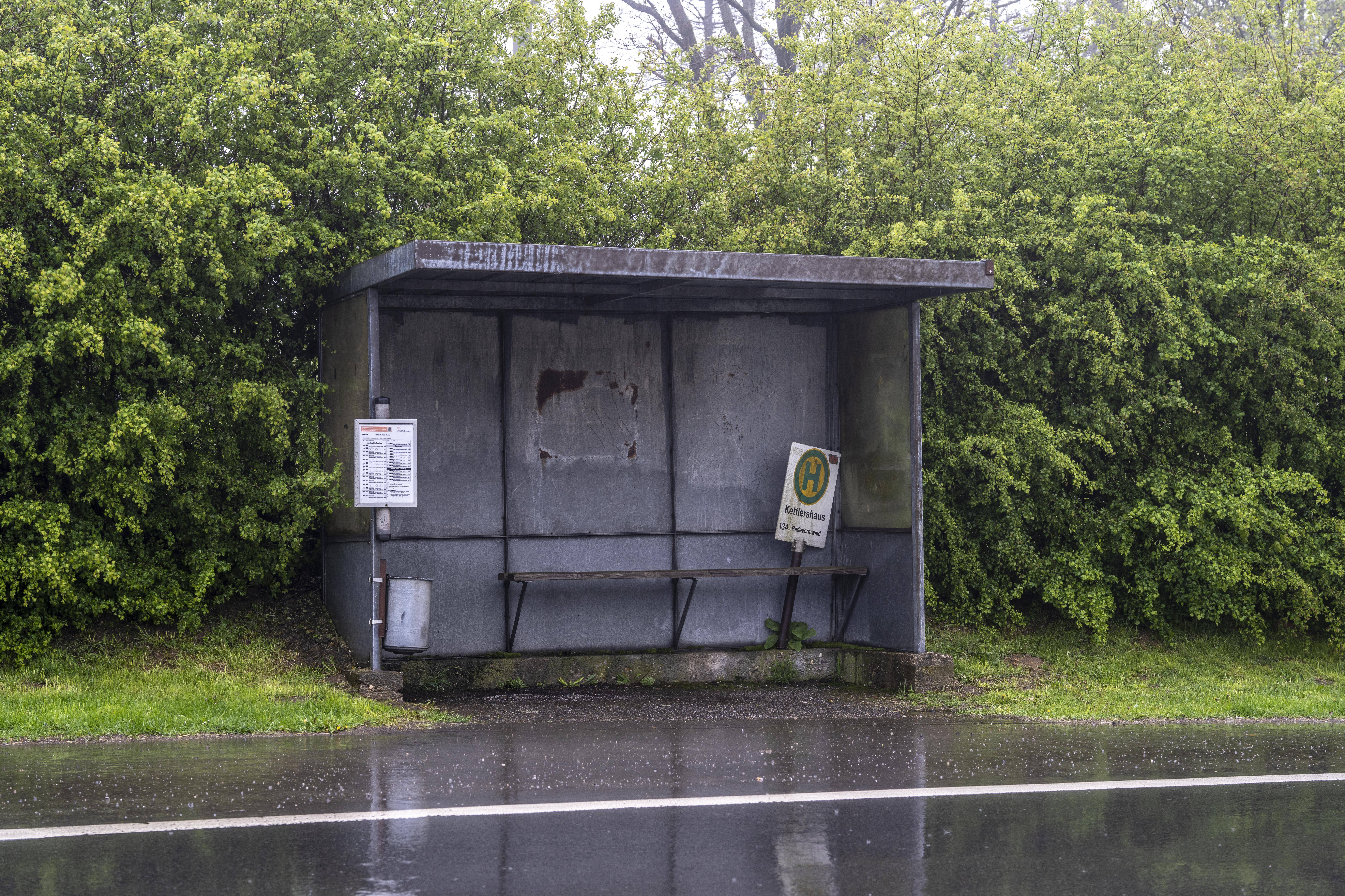 Eine verlassene Bushaltestelle in Radevormwald, Nordrhein-Westfallen.
