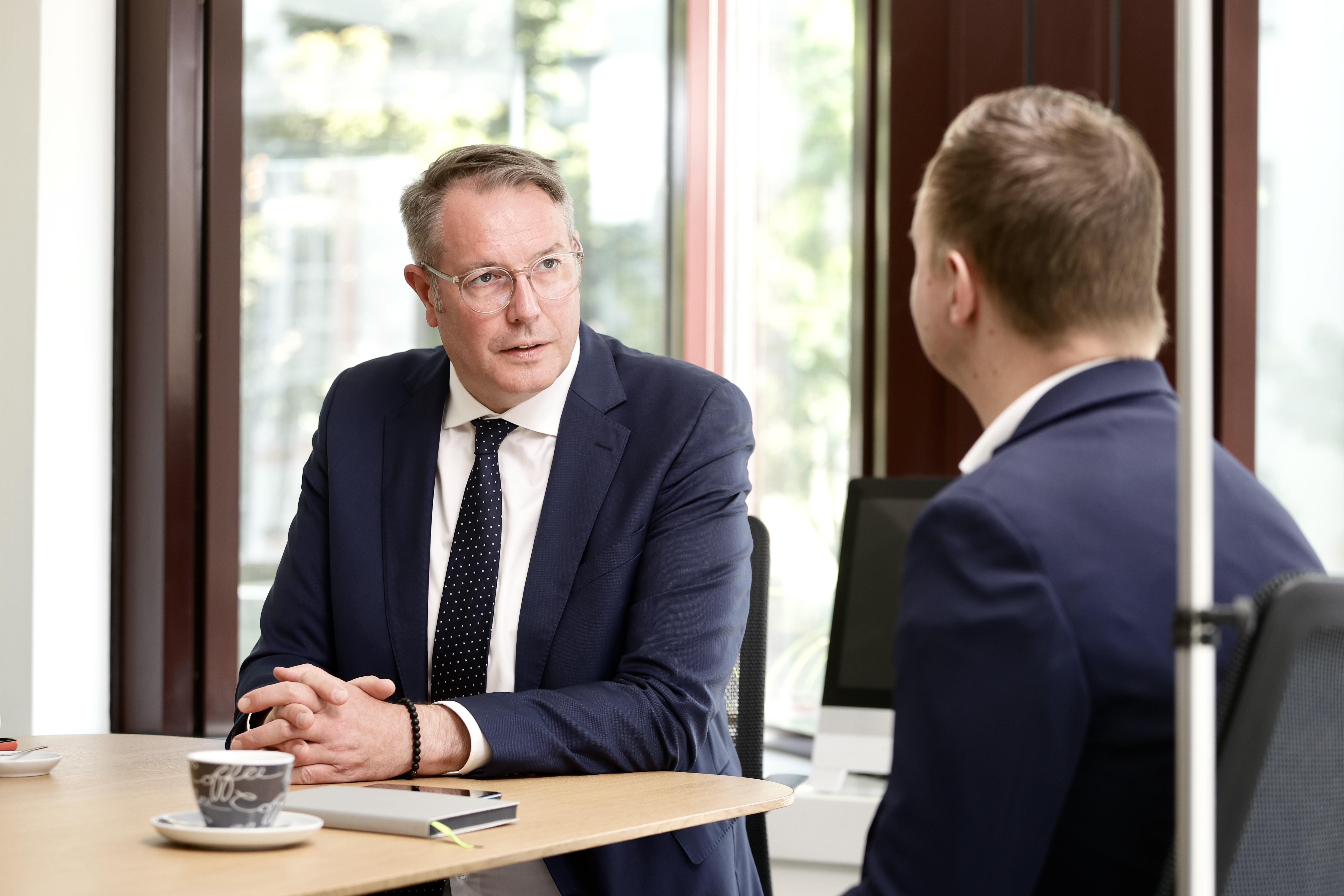 Alexander Schweitzer im Interview mit vorwärts-Redakteur Jonas Jordan
