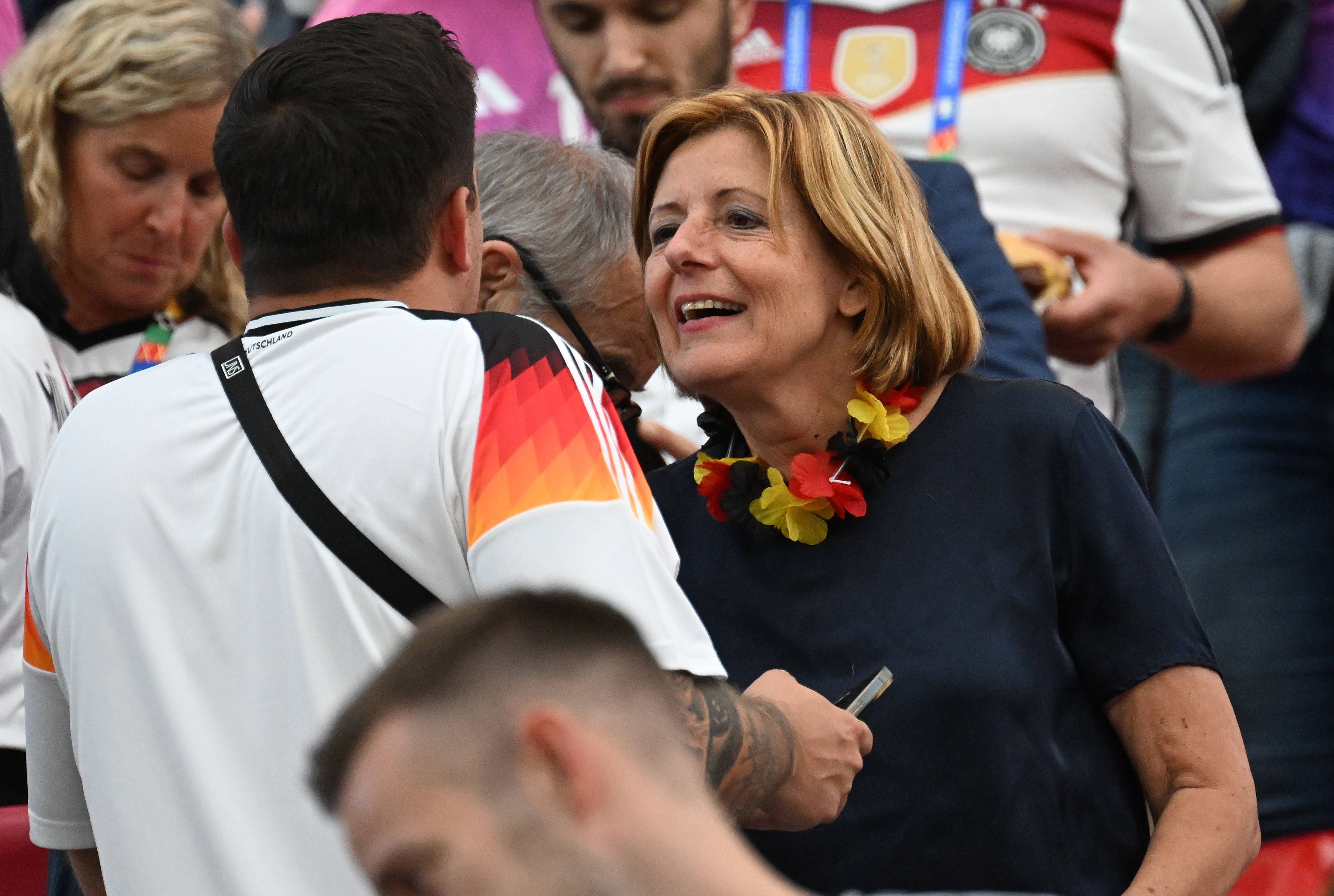 Mit Spaß beim Fußball: Malu Dreyer während des Länderspiels zwischen Deutschland und der Schweiz bei der Fußball-Europameisterschaft 2024