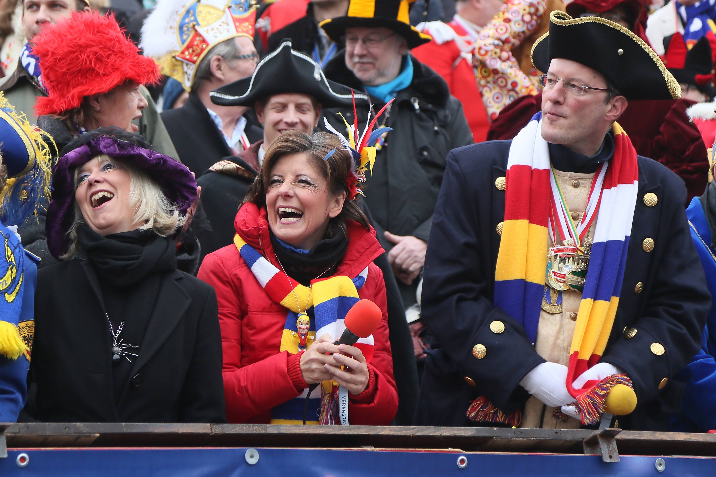 Närrische Freude: Malu Dreyer beim Rosenmontagsumzug in Mainz im Jahr 2015