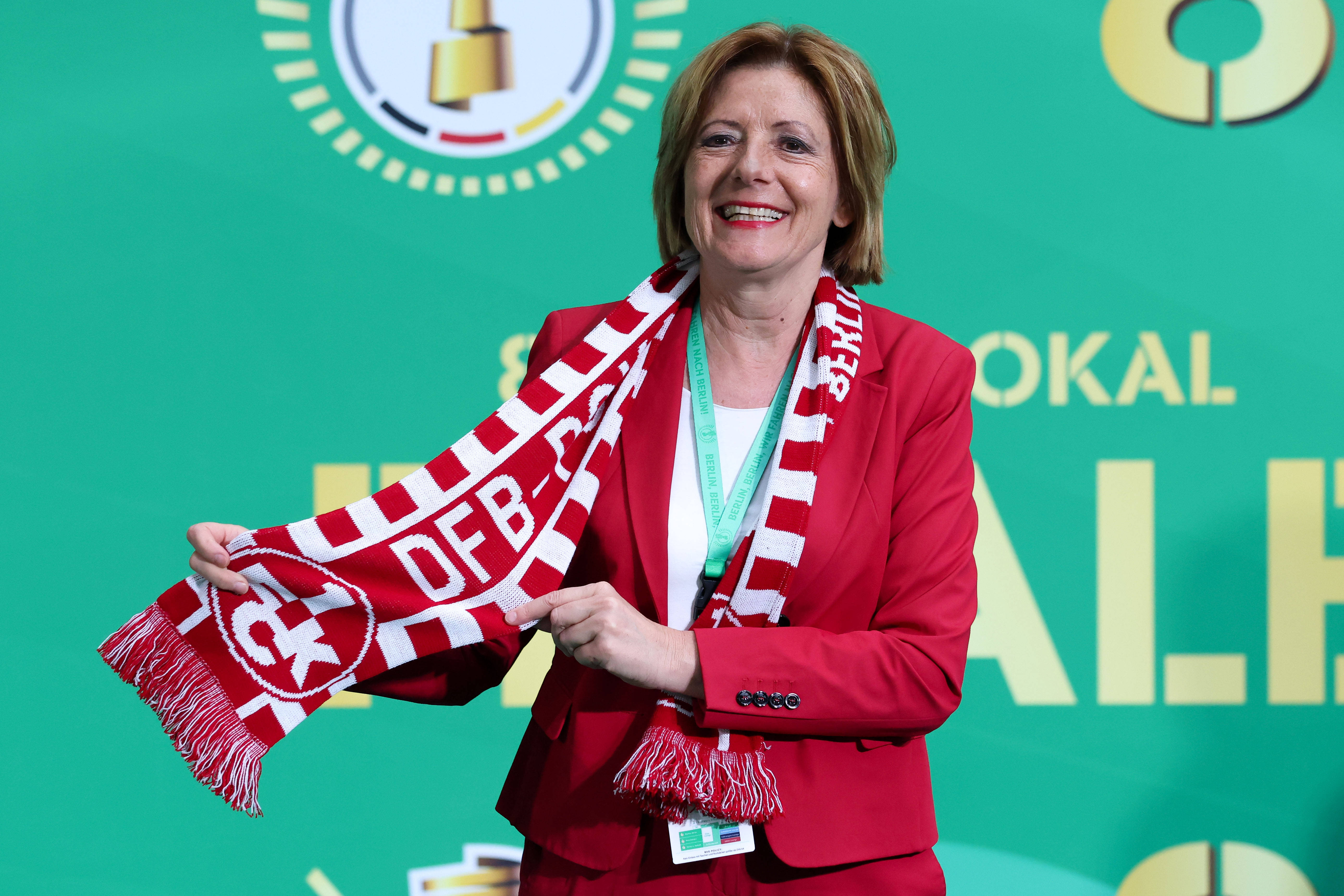 Spaß am Fußball II: Malu Dreyer unterstützt den rheinland-pfälzischen Fußball-Verein 1.FC Kaiserslautern im DFB-Pokal-Endspiel.
