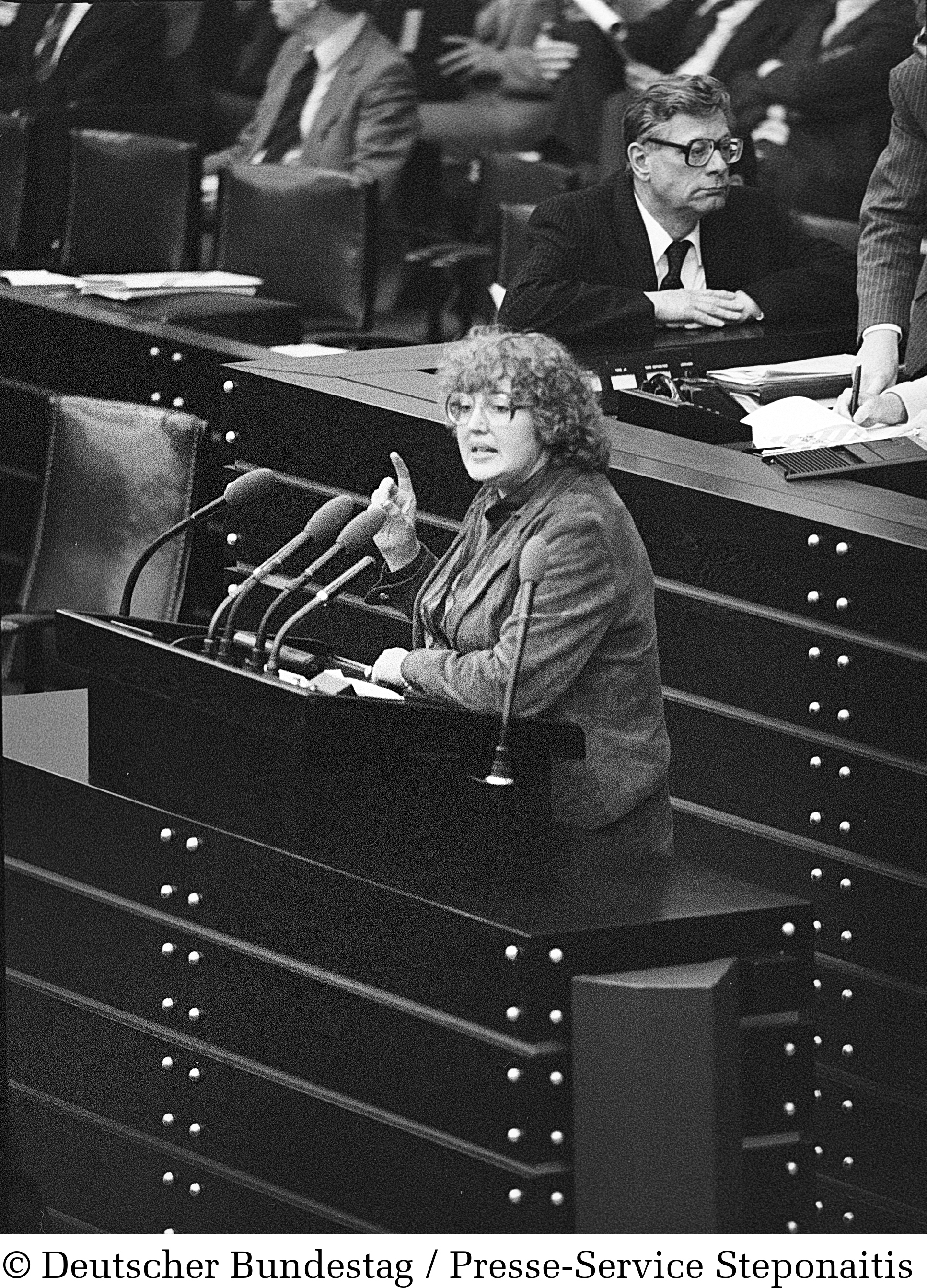 Frauen im Parlament seien keine „Leichtlohngruppe“: Renate Schmidt 1983 bei einer Rede im Bundestag
