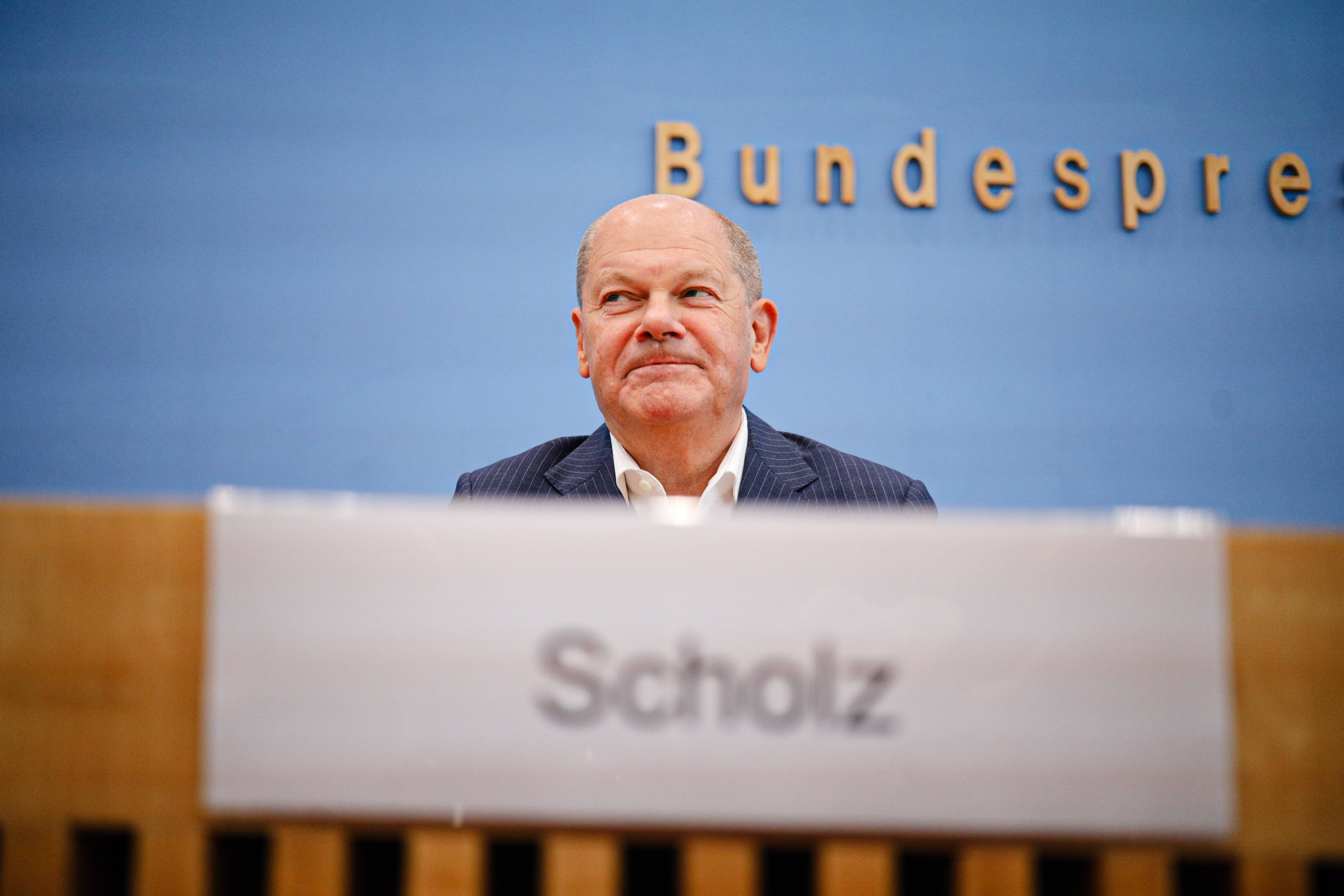 Bundeskanzler Scholz stellt sich der Hauptstadtpresse.