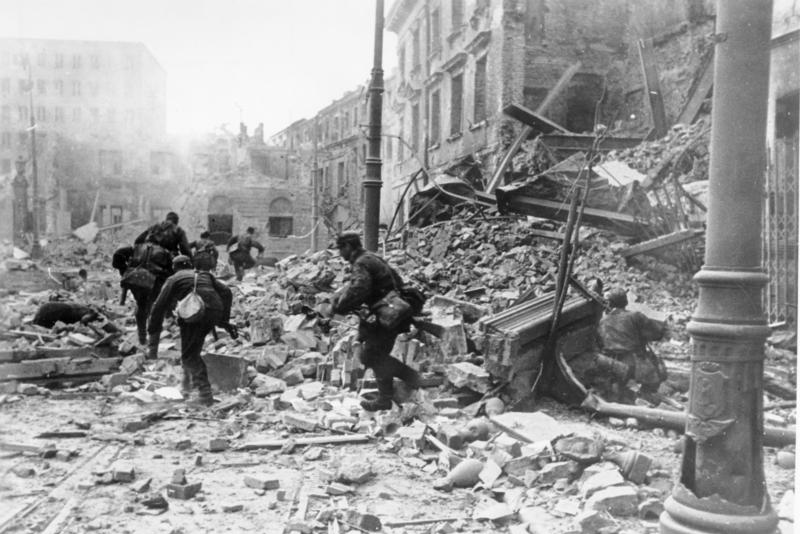 Deutsche Infanteristen in den Straßen von Warschau 1944: die deutschen Verbrechen in Polen in das Bewusstsein der deutschen Gesellschaft rücken