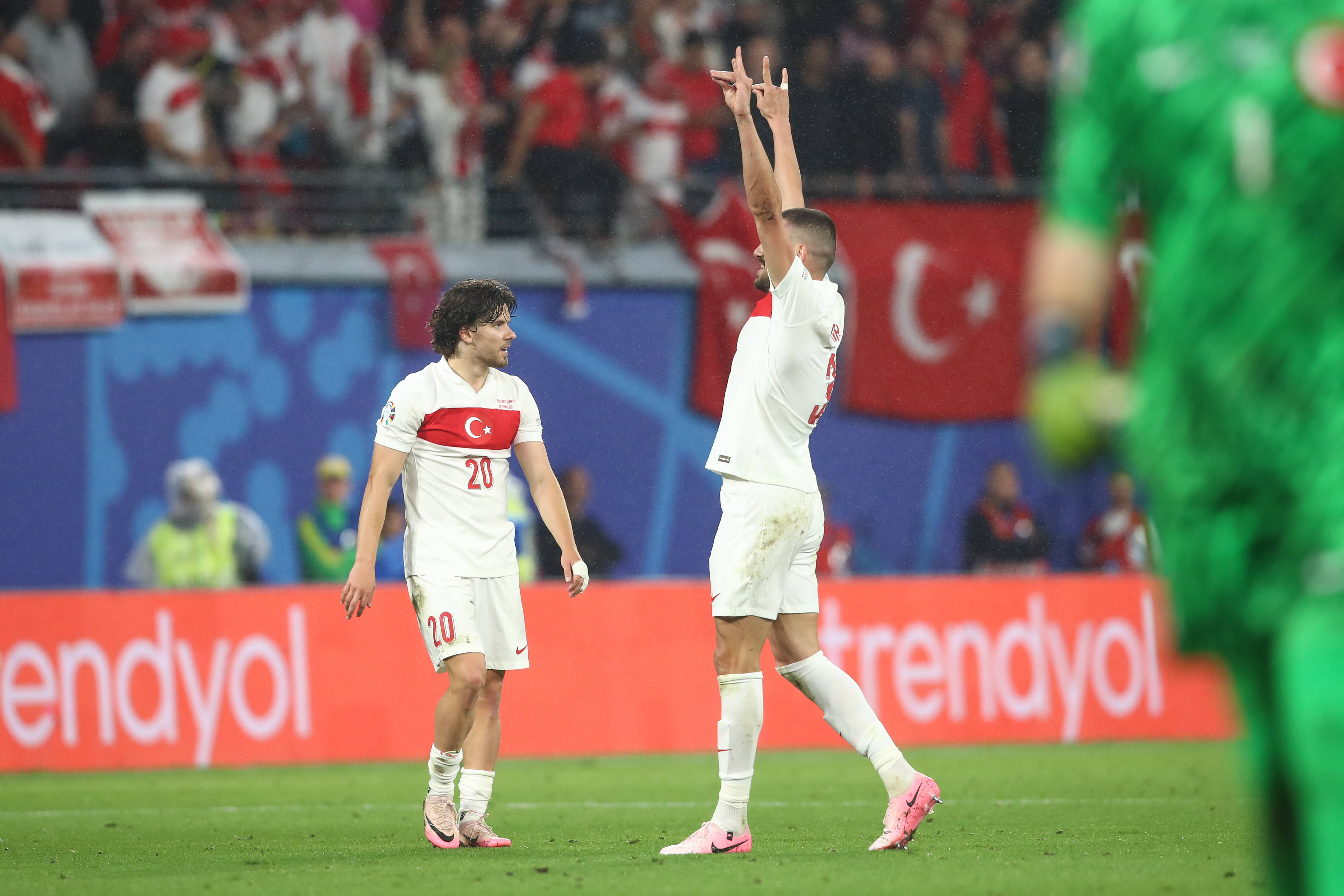 Nach dem Sieg gegen Österreich zeigte der türkische Nationalspieler im Stadion den "Wolfsgruß" - ein Erkennungszeichen unter türkischen Rechtsextremen.