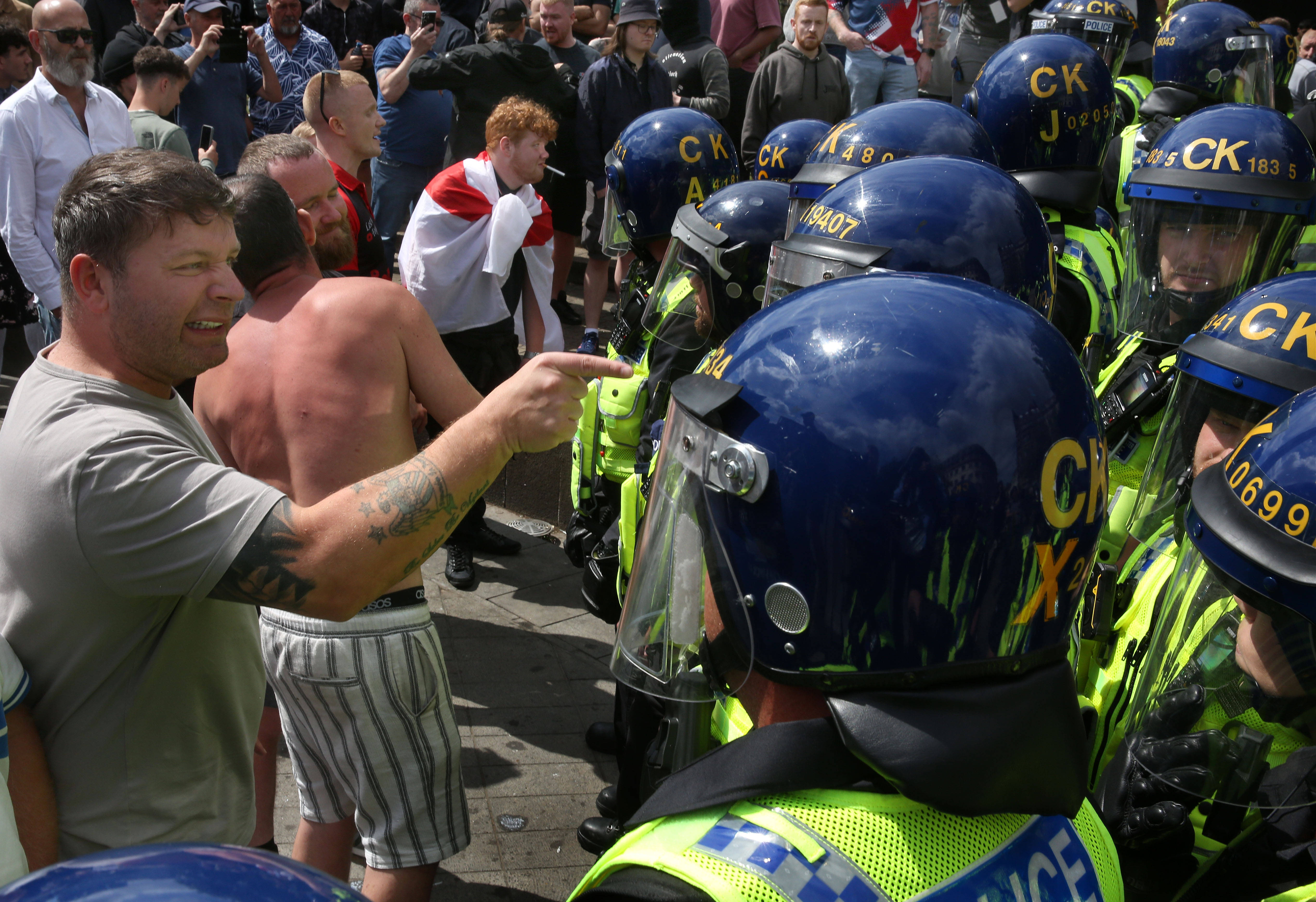 Aus dem Internet auf die Straße: rechtsextrem motivierte Proteste in Manchester am 3. August 2024