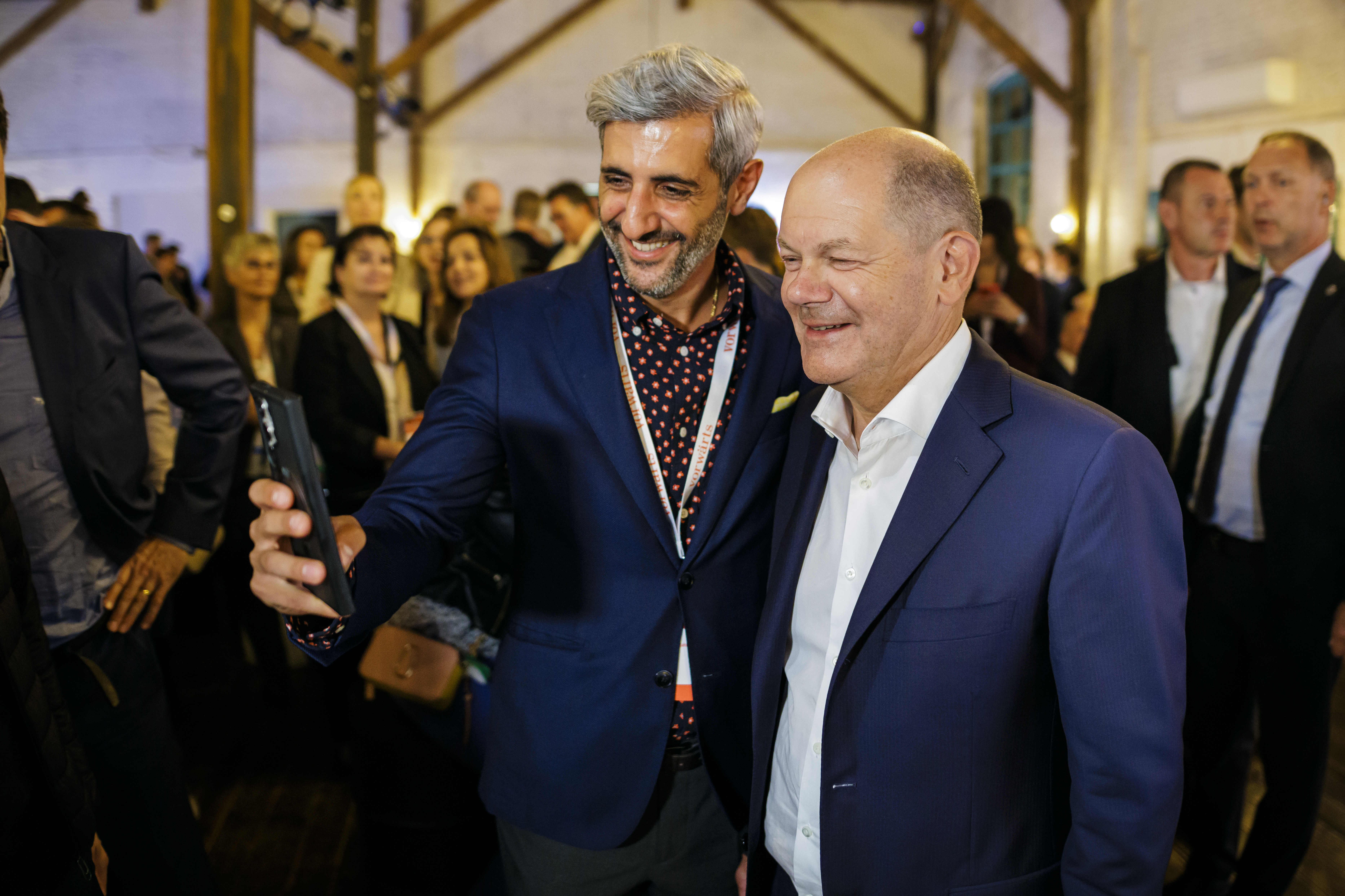 Der Journalist Michel Abdollahi beim Selfie mit Bundeskanzler Olaf Scholz