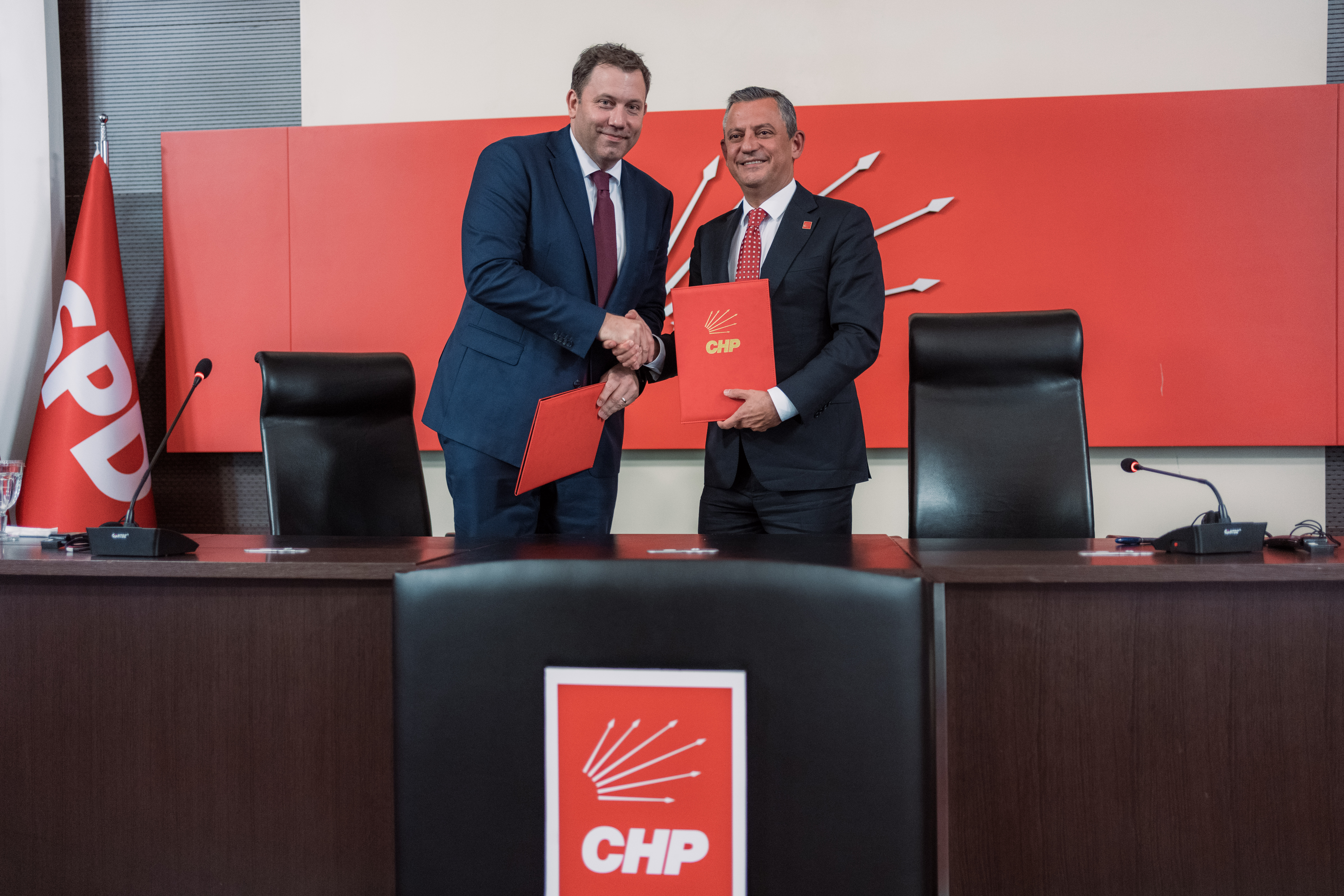 Wollen, dass SPD und CHP künftig stärker zusammenarbeiten: Parteichefs Lars Klingbeil und Özgür Özel in Ankara
