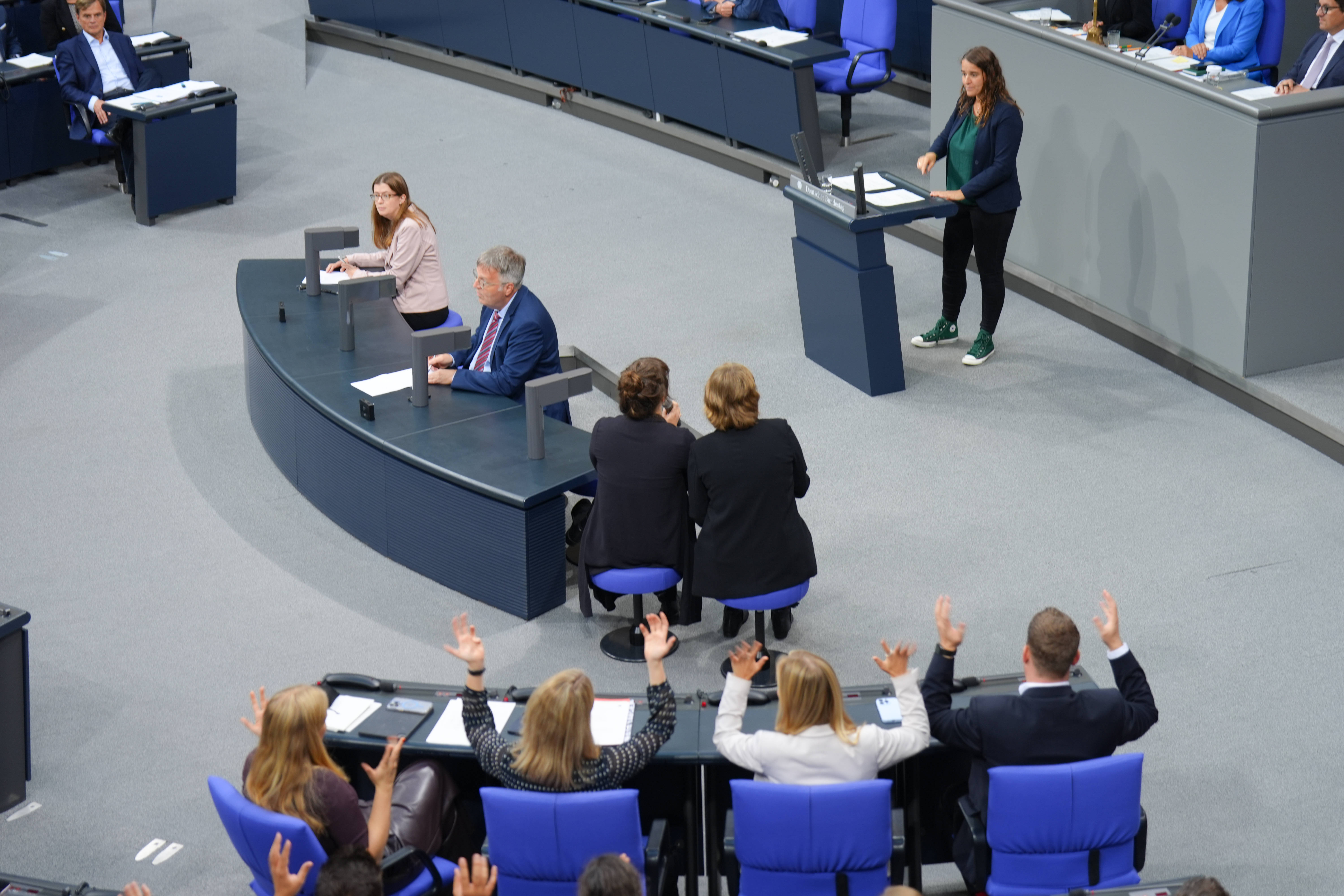 Viel Applaus bei der Premiere: Am Donnerstag hielt die gehörlose SPD-Abgeordnete Heike Heubach ihre erste Rede im Bundestag.