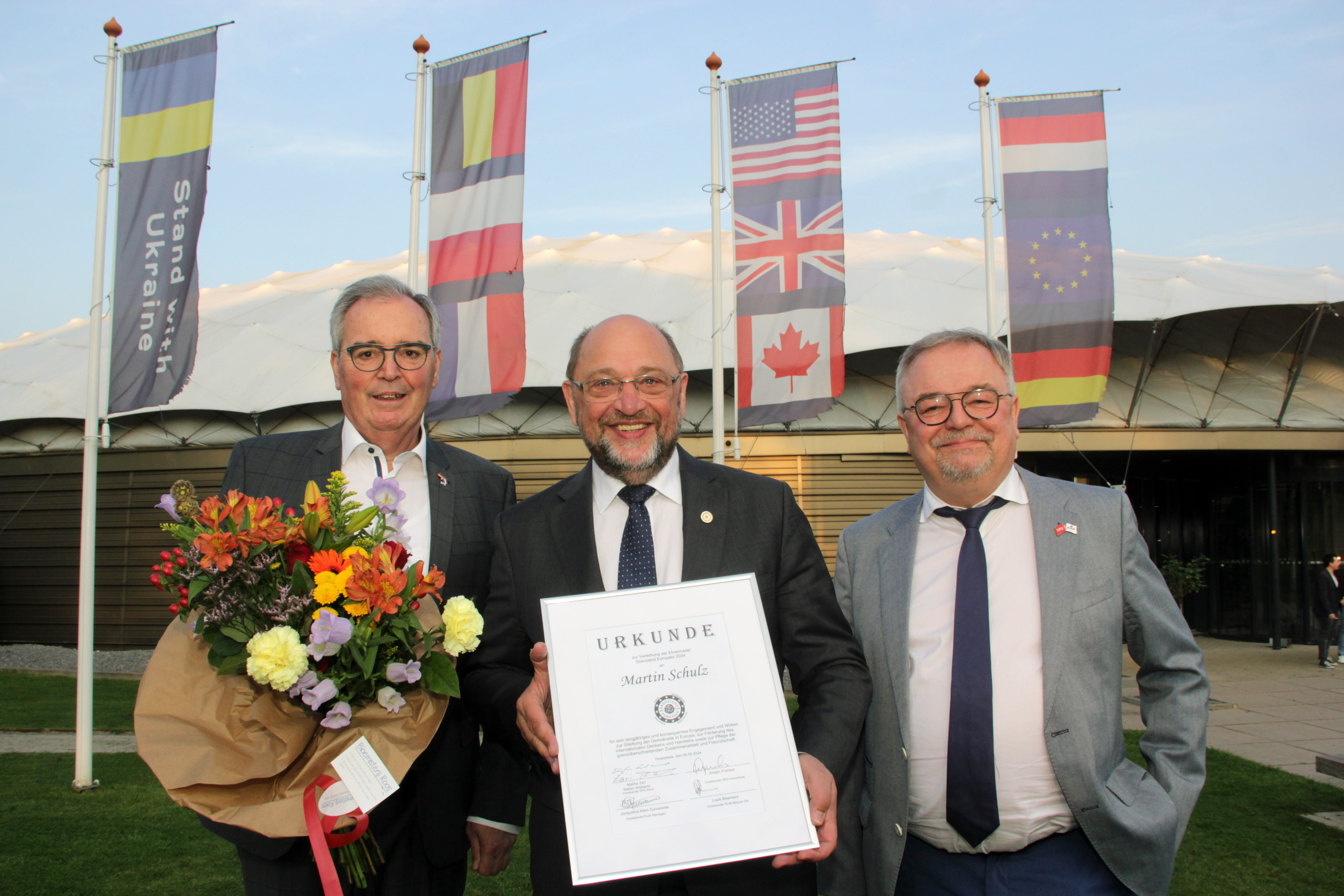 Freuen sich über die Auszeichnung: der in diesem Jahr geehrte frühere SPD-Chef und Präsident des Europäischen Parlamentes Martin Schulz (m.), der Klever SPD-Ehrenvorsitzende Josef Gietemann (l.) und Jens Geier, Mitglied im Europäischen Parlament (r.)