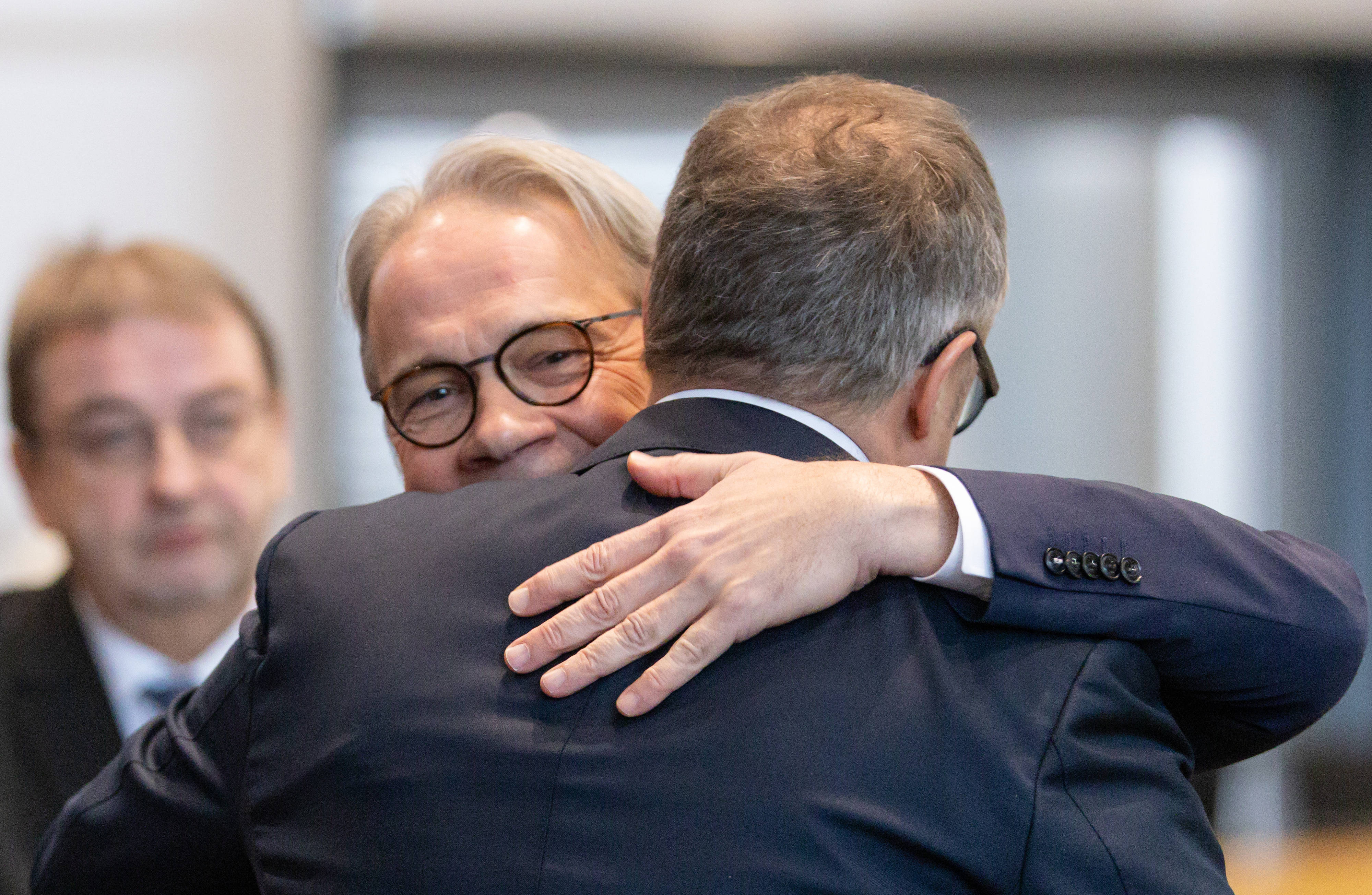 Thüringens SPD-Vorsitzender Georg Maier gratuliert Mario Voigt (CDU) nach seiner Wahl zum Ministerpräsidenten