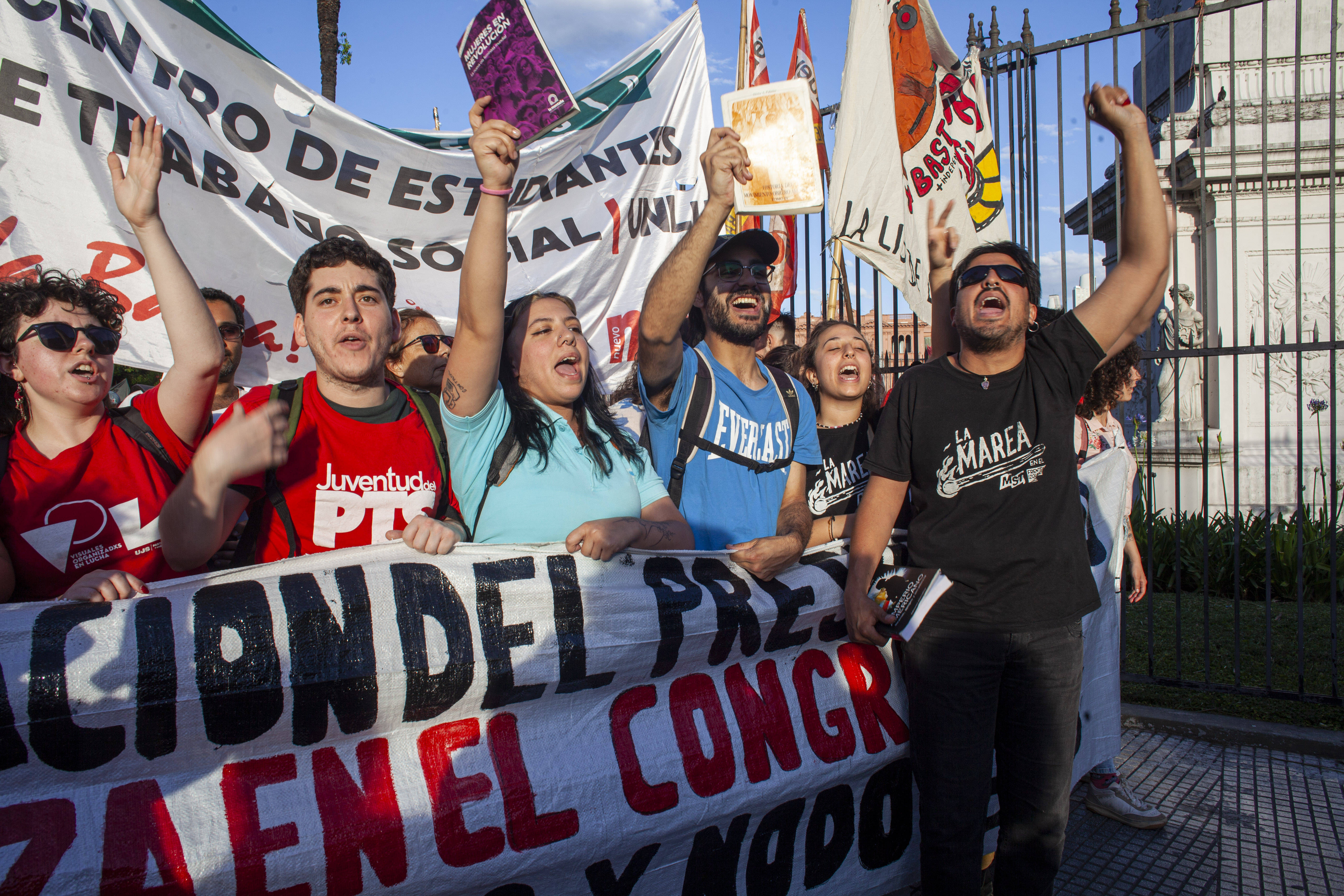 Proteste gegen sozialen Kahlschlag: Menschen demonstrieren gegen Präsident Milei in der argentinischen Hauptstadt Buenos Aires.