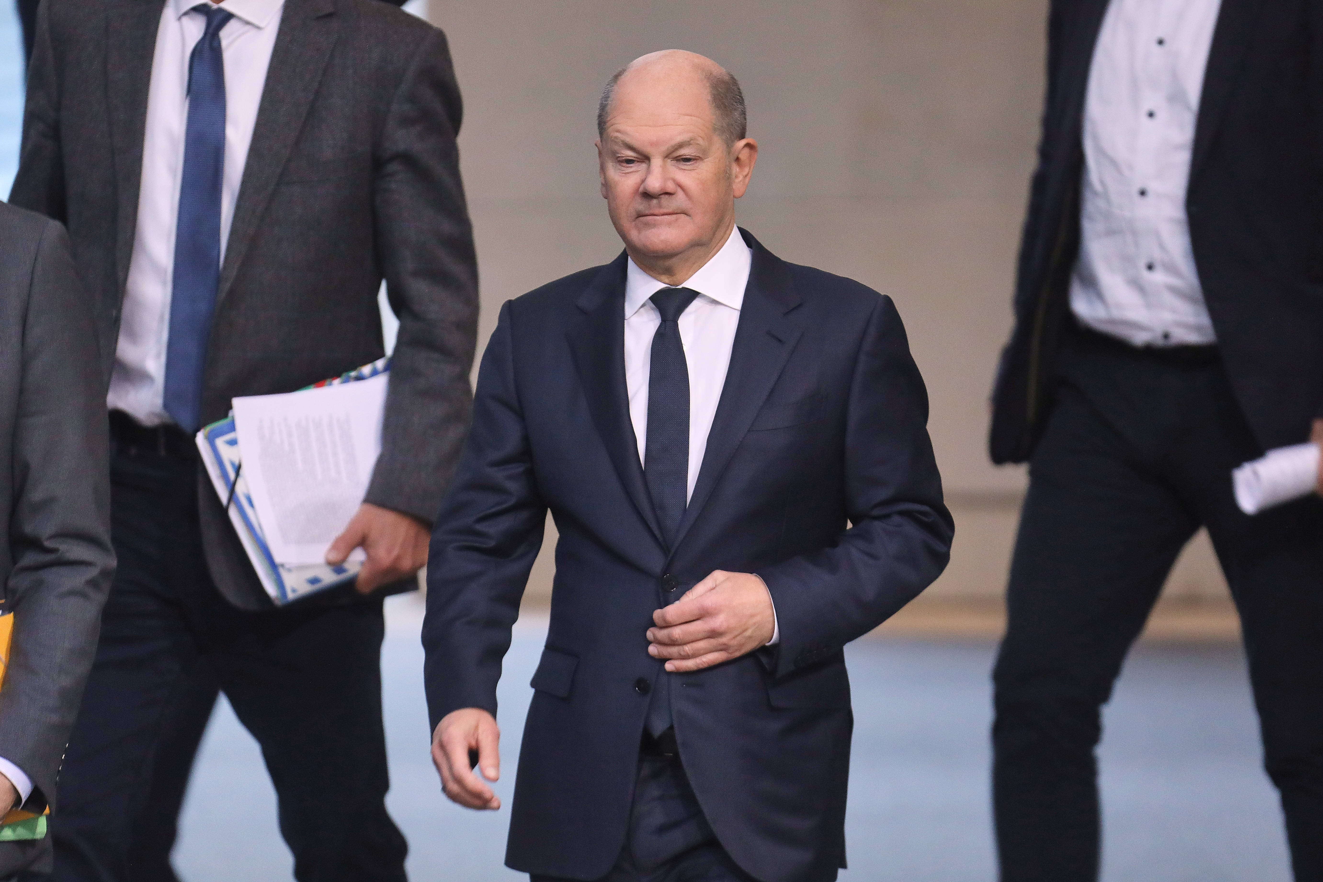Der Kanzler kommt in den Plenarsaal des Bundestages: Am 16.12.2024 werden die Abgeordneten hier über seine Vertrauensfrage namentlich abstimmen.