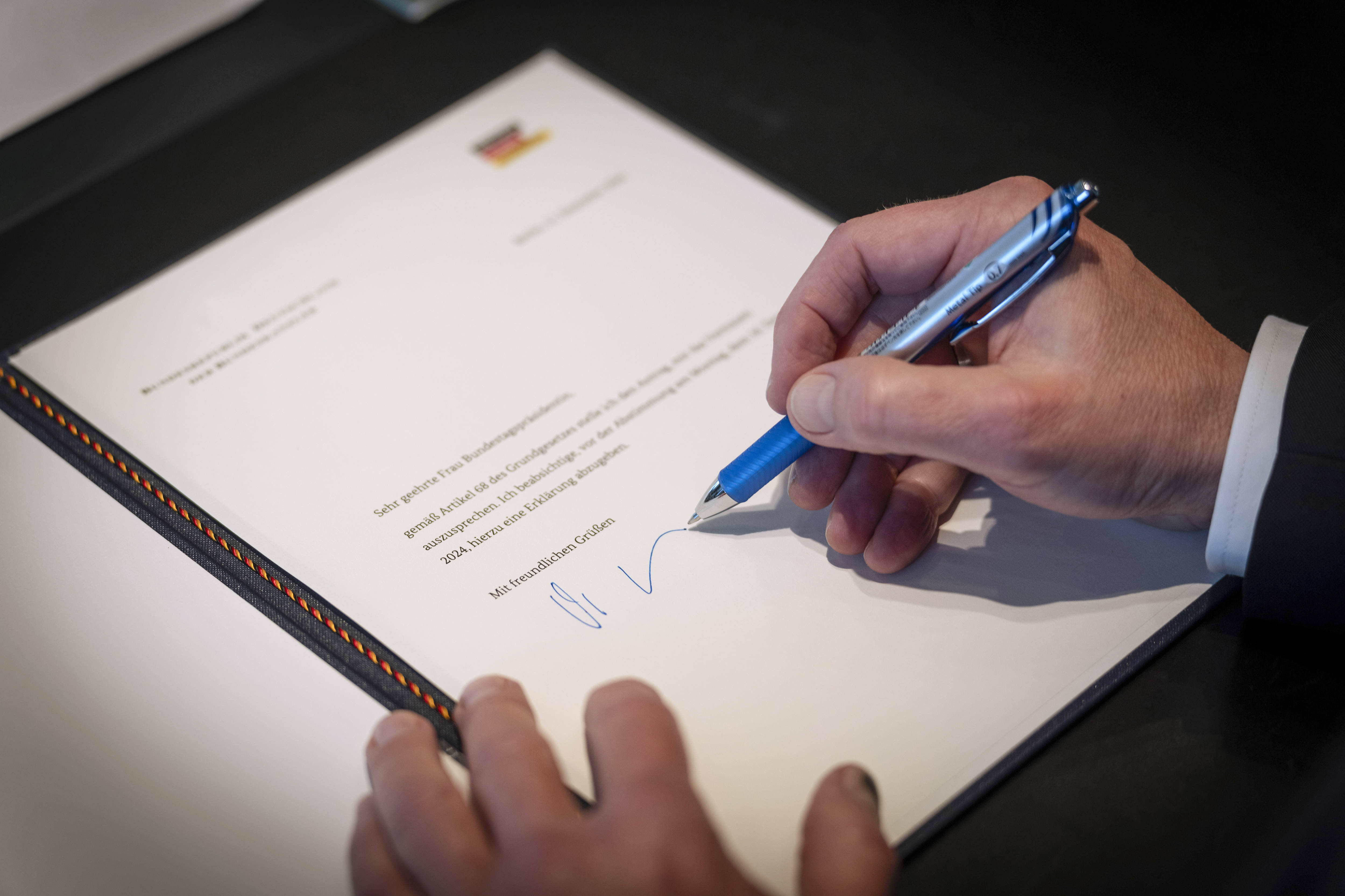 Olaf Scholz macht den Weg frei: Der Kanzler unterschreibt am 11.12.2024 seinen Antrag an die Bundestagspräsidentin zur Vertrauensabstimmung.