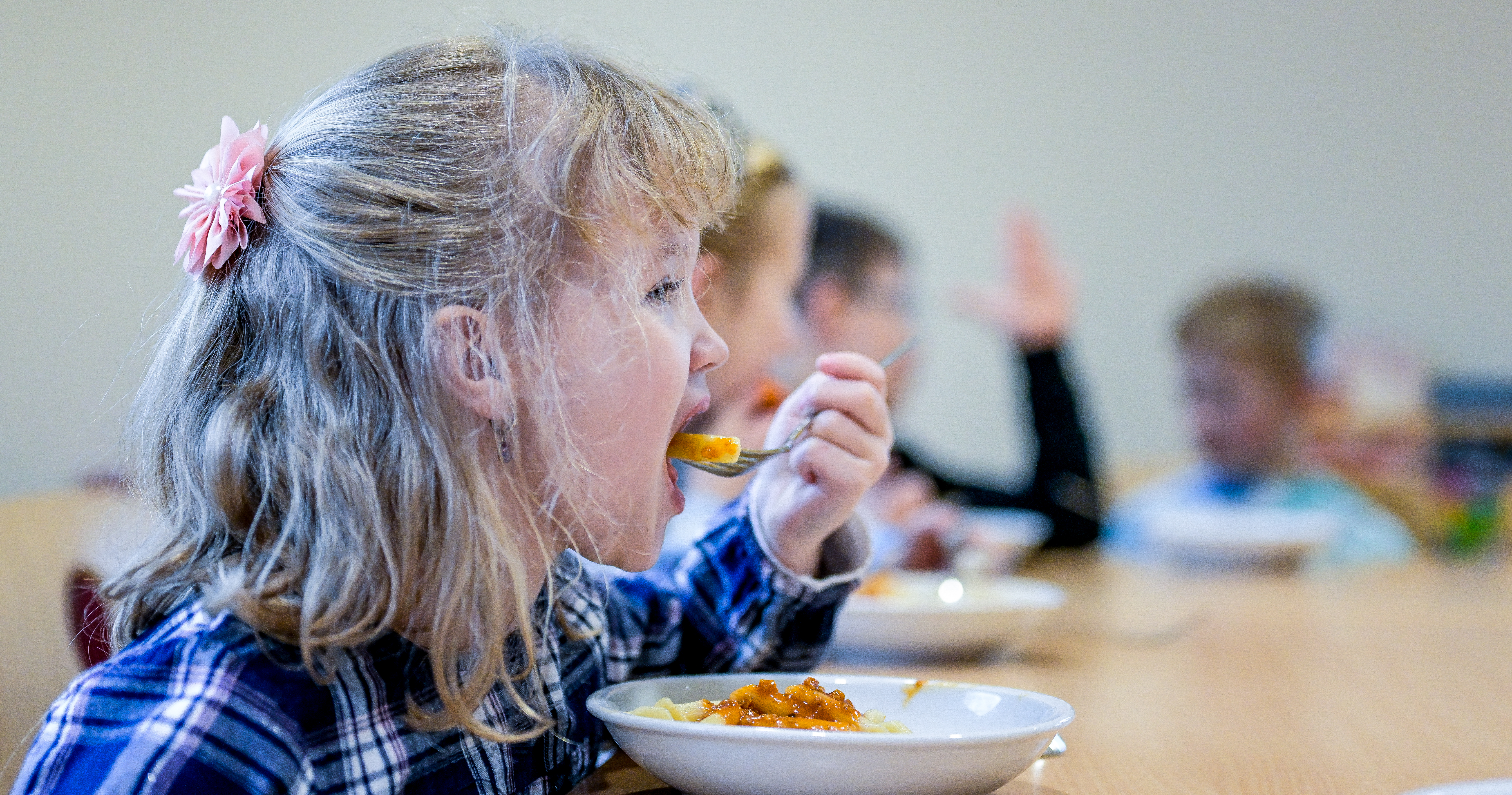 Gesund und sozial: SPD-Generalsekretär Matthias Miersch möchte ein kostenloses Essen für alle Schüler*innen.