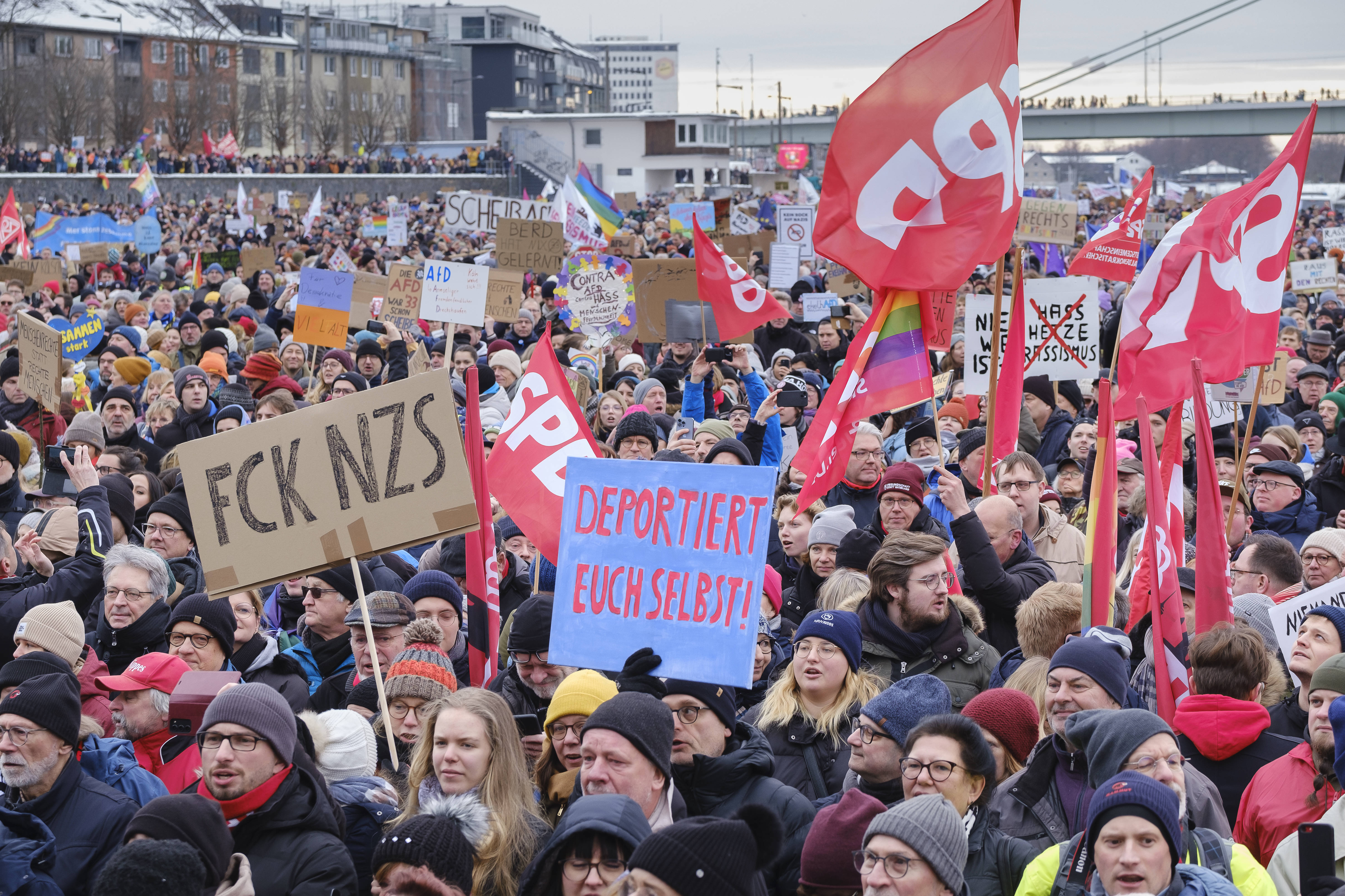 Zehntausende Menschen protestierten zu Jahresbeginn in Köln gegen die Remigrations-Pläne der AfD.
