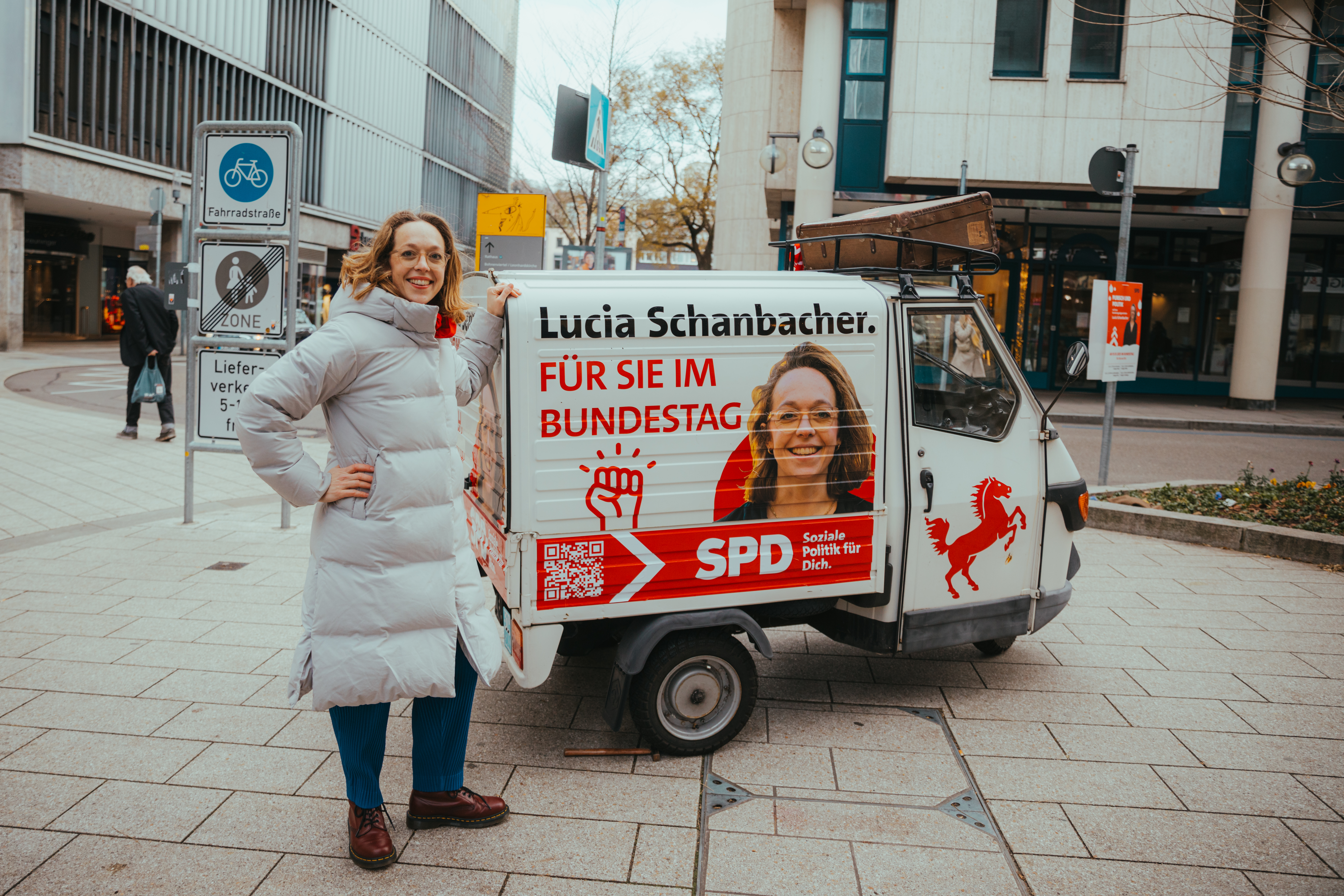 Lucia Schanbacher mit ihrer Wahlkampf-Ape in der Stuttgarter Innenstadt.
