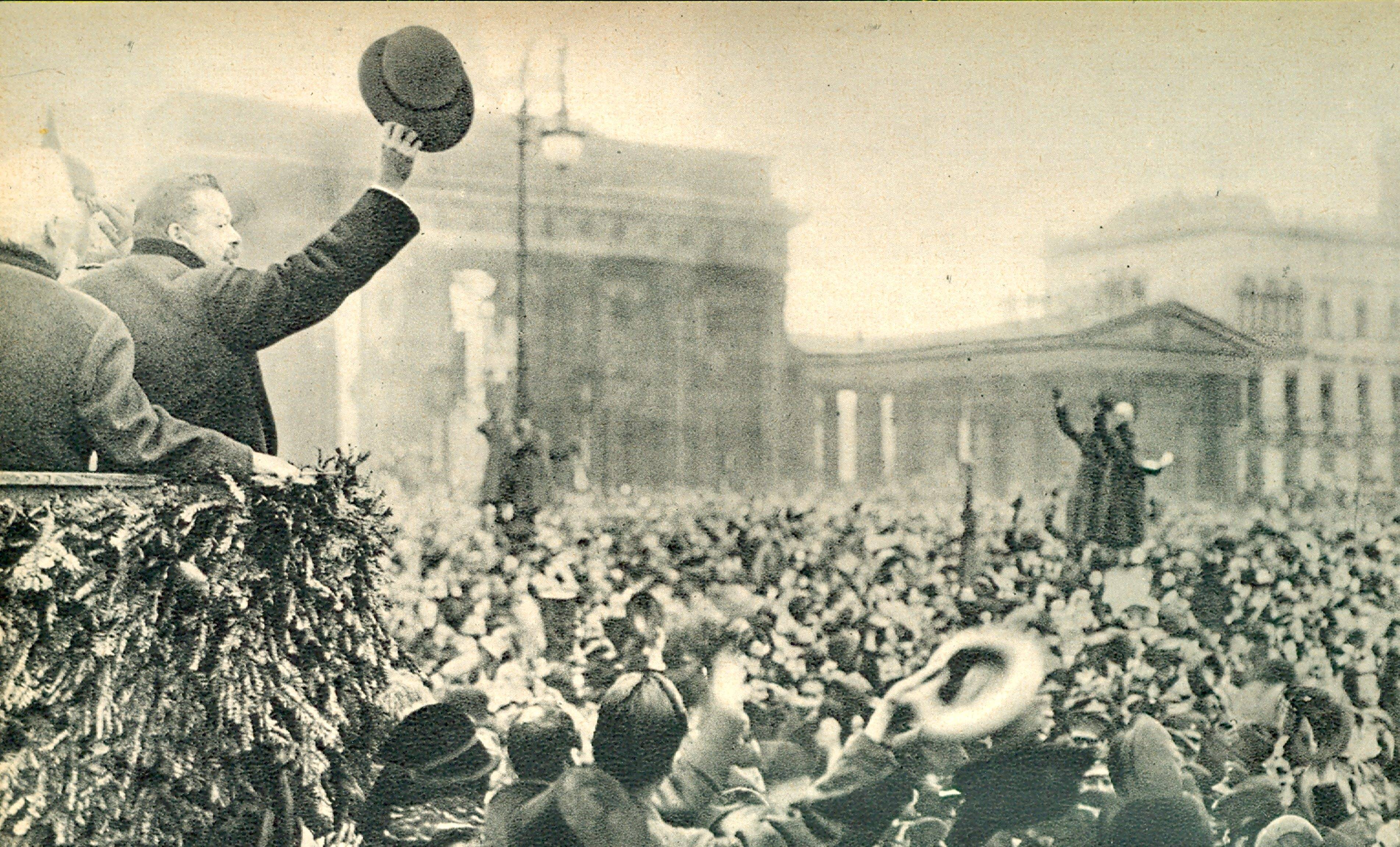 Reichspräsident Friedrich Ebert bei einer Kundgebung auf dem Pariser Platz in Berlin: Wäre die Geschichte anders verlaufen?