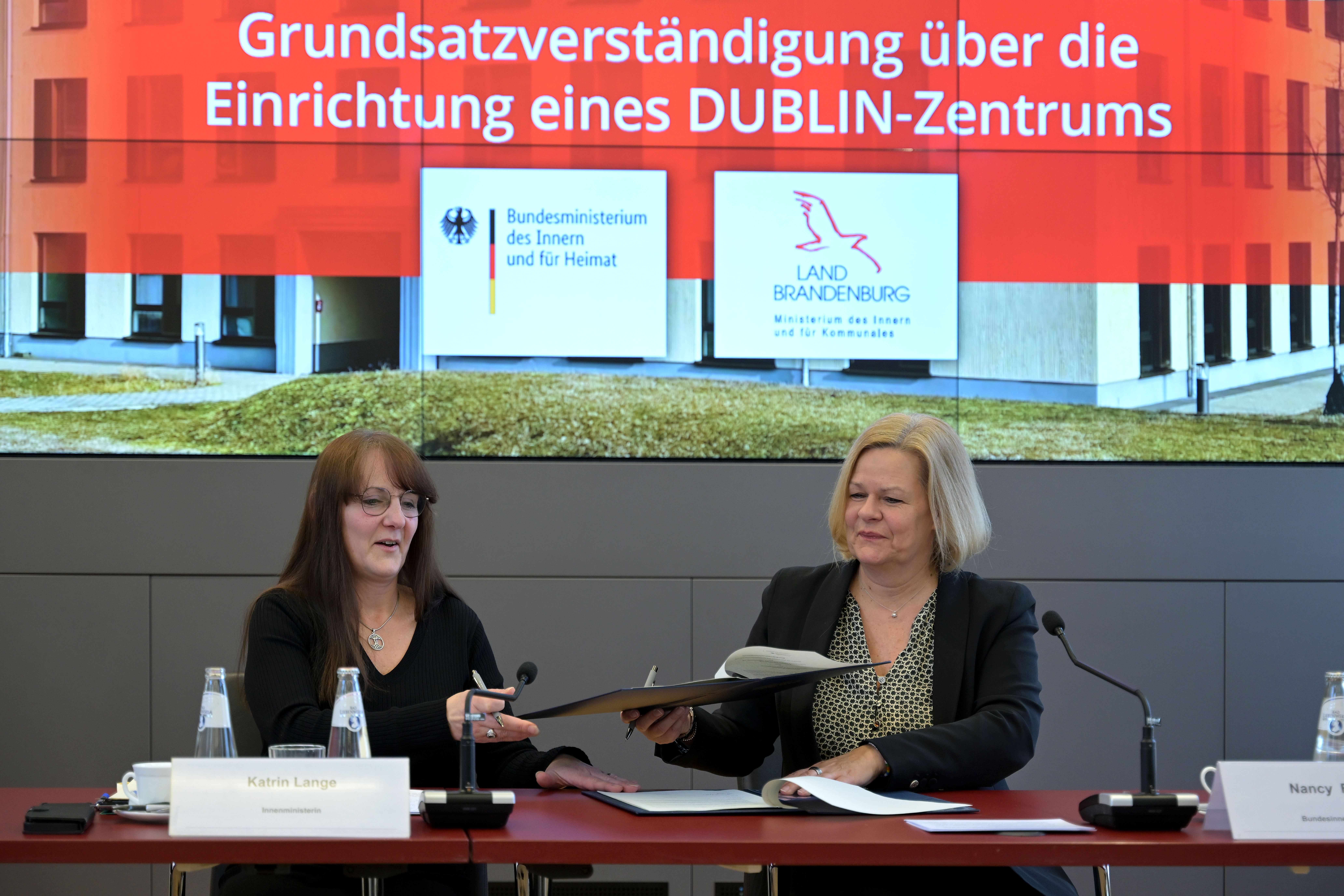 Am 17. Februar unterzeichneten Katrin Lange (SPD), Innenministerin in Brandenburg, und Bundesinnenministerin Nancy Faeser (SPD, r) eine Vereinbarung über die Errichtung eines „Dublin-Zentrums“ in Eisenhüttenstadt. Am 1. März soll es an den Start gehen.