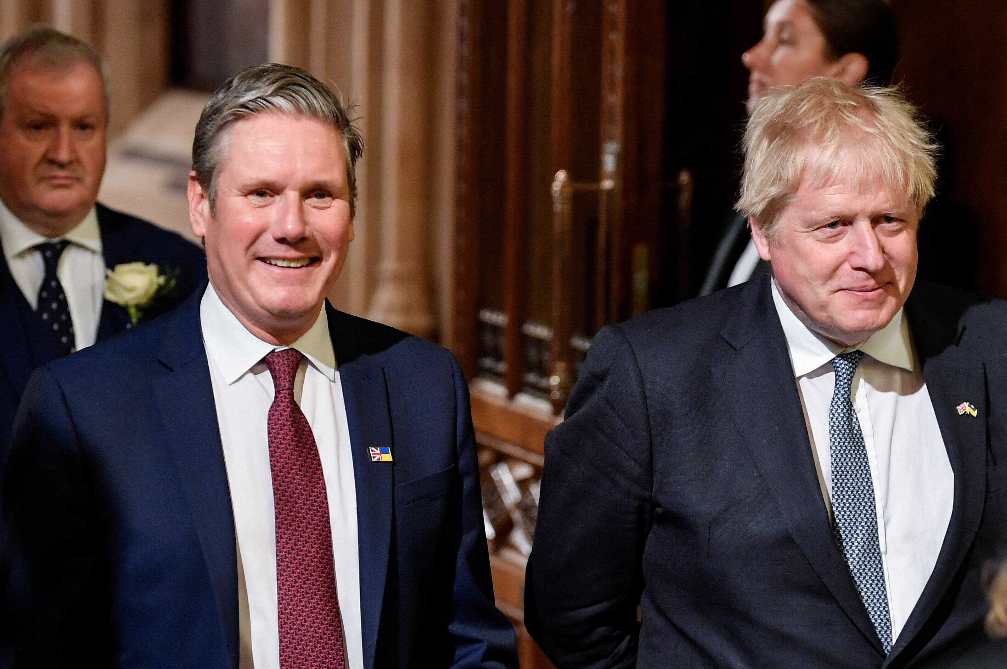 Keir Starmer und sein Vorgänger Boris Johnson im britischen Parlament