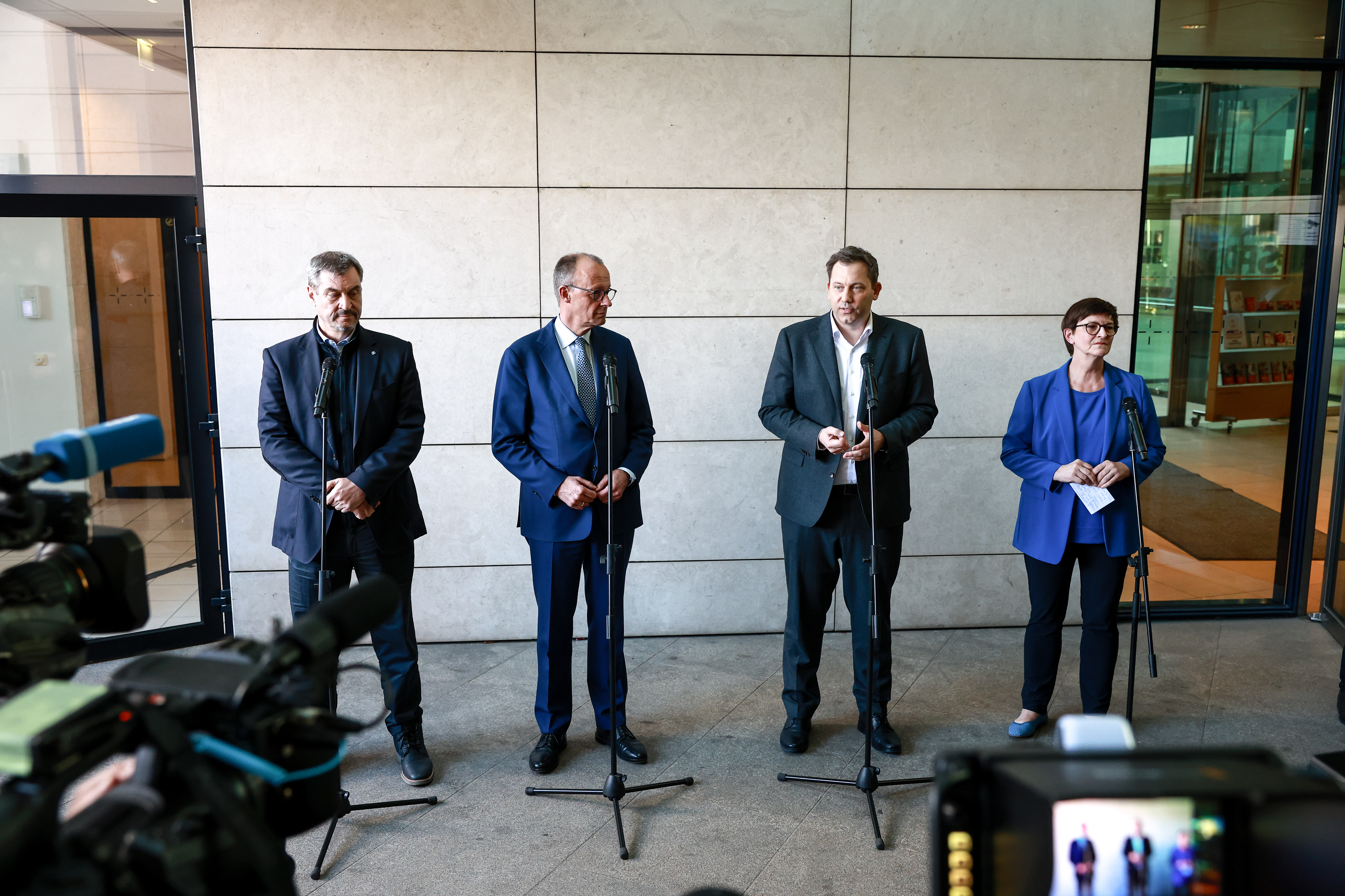 Auf in die zweite Halbzeit: Am Freitag begann die nächste Phase der Koalitionsverhandlungen mit den die SPD-Vorsitzenden Saskia Esken und Lars Klingbeil sowie den Vorsitzenden von CDU und CSU, Friedrich Merz und Markus Söder (v.r.).