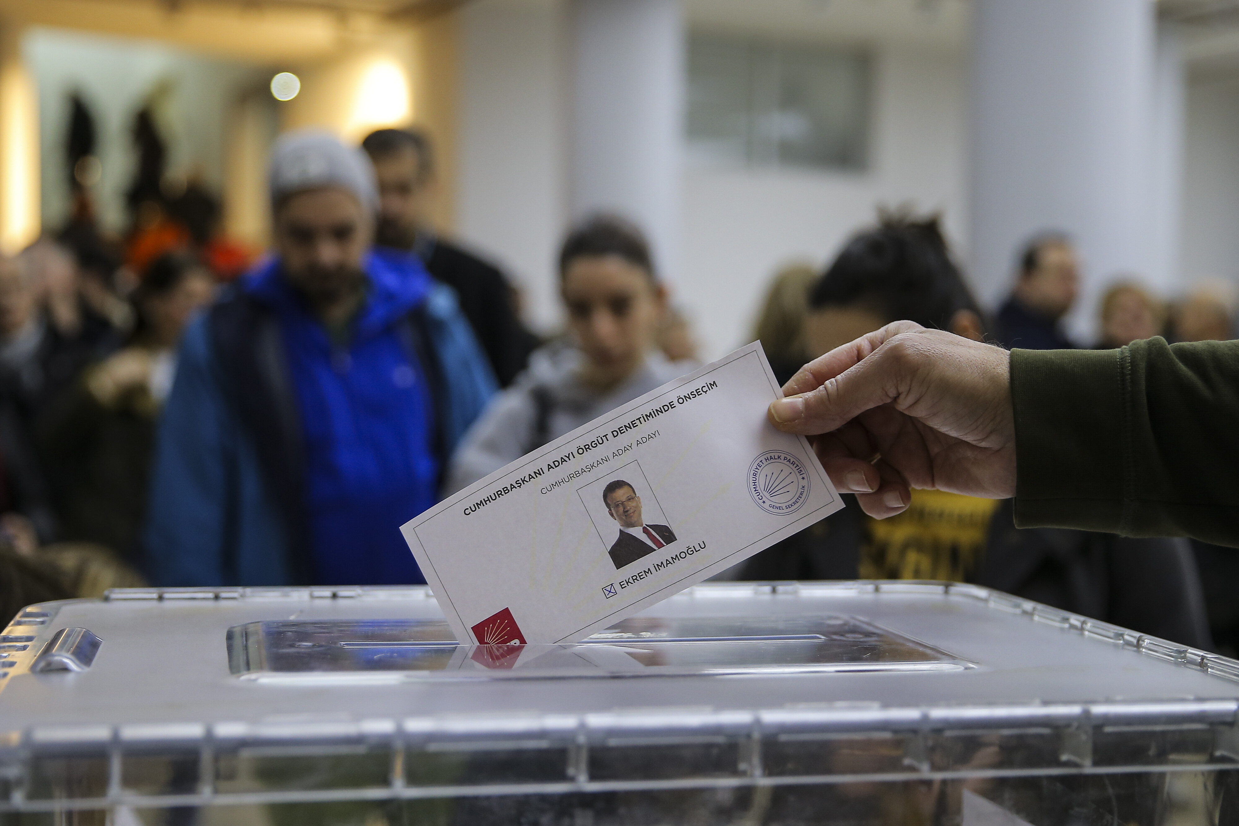 Klares Zeichen: Mehr als 15 Millionen Türk*innen wählten Ekrem İmamoğlu am Sonntag zum Präsidentschaftskandidaten der CHP.