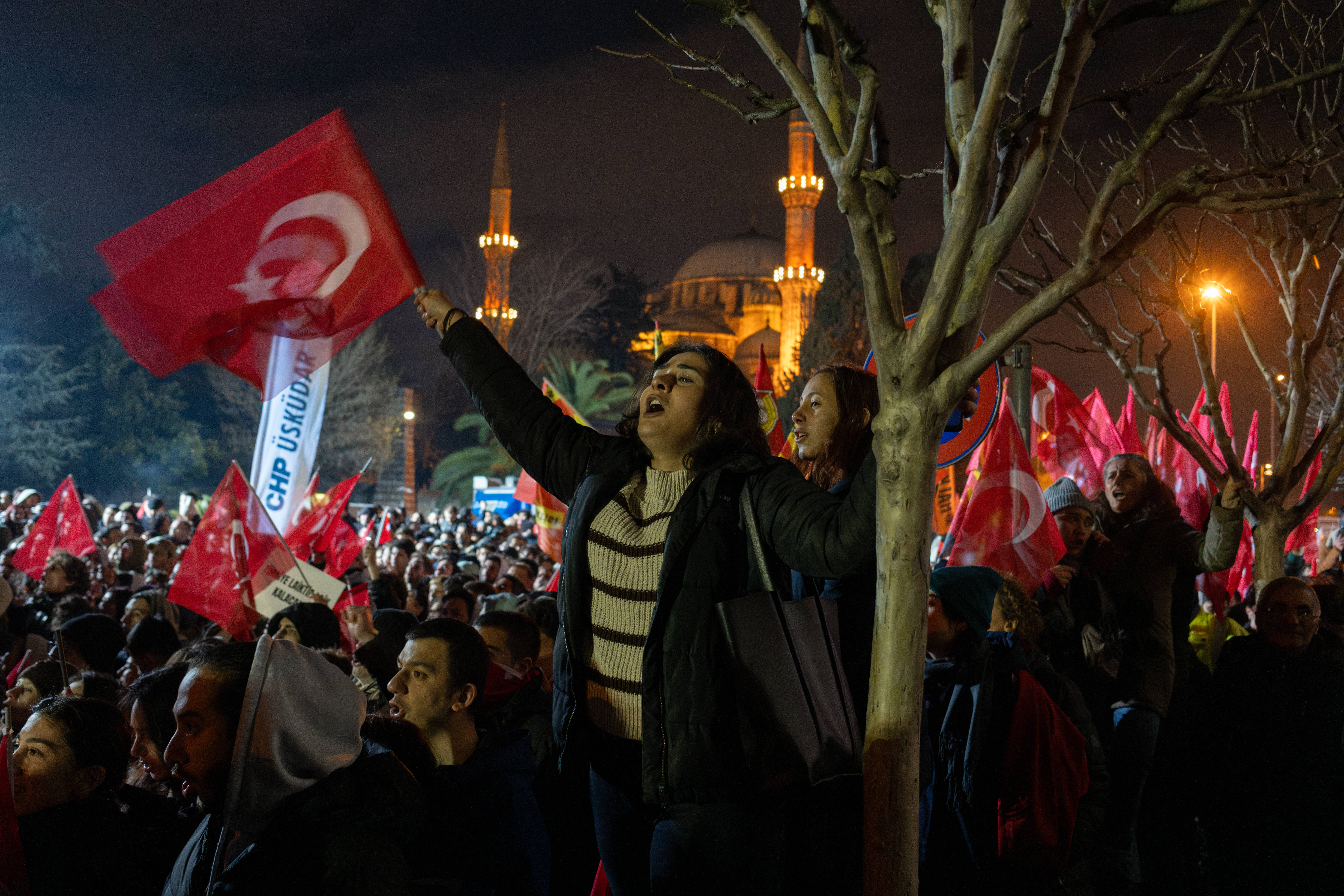 In Istanbul protestieren zahlreiche Menschen gegen die Inhaftierung von Oberbürgermeister Imamoglu.