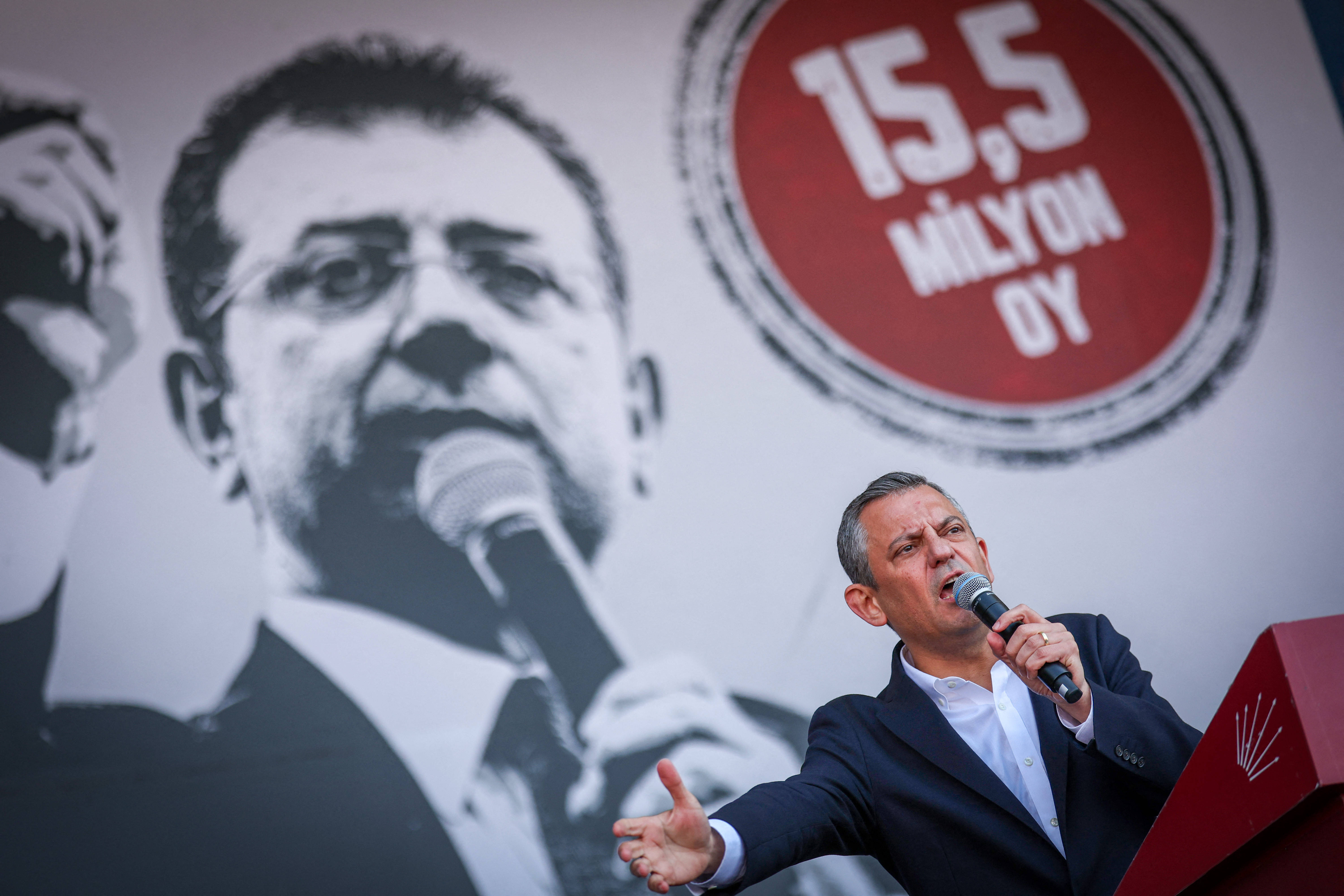 CHP-Chef Özgür Özel bei İmamoğlu-Unterstützerdemo in Istanbul: klug und sehr kämpferisch zugleich 